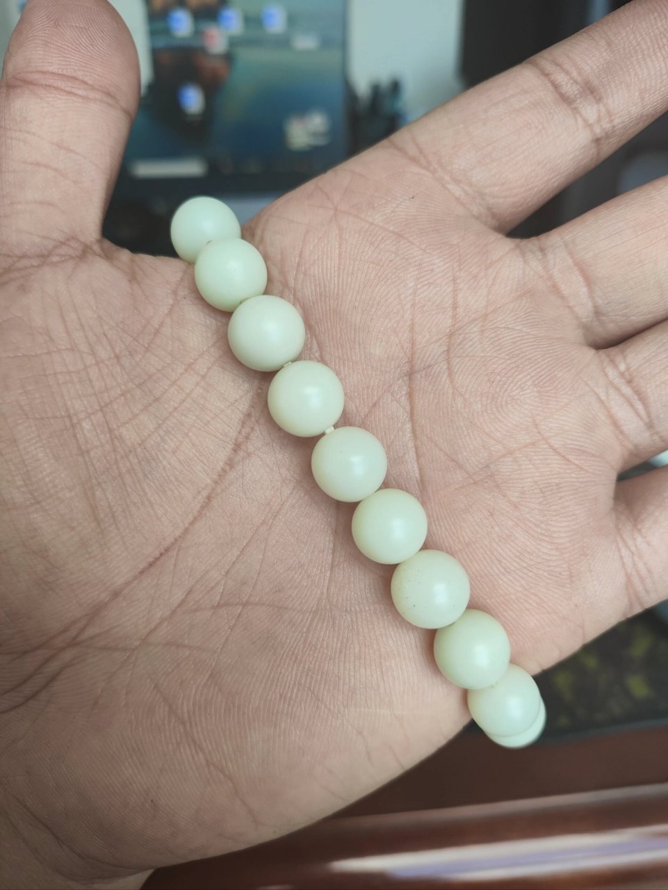 好喜欢我的和田玉米达手串 这手串99越戴越好看. 米达料真的很细腻.