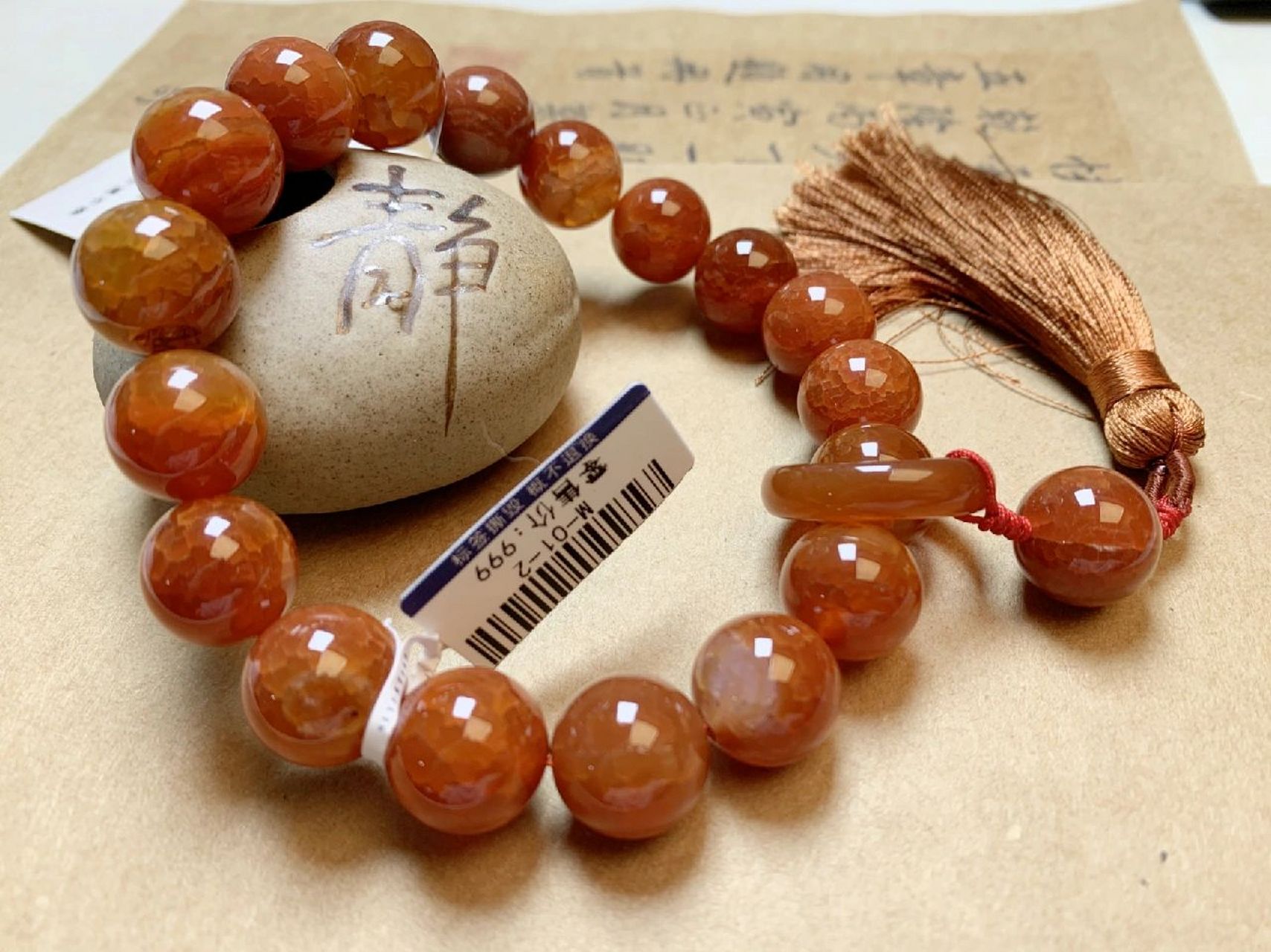 龙鳞凤血玛瑙手串识别真假 1,观色泽 天然龙鳞玛瑙的色泽明亮,鲜艳,而