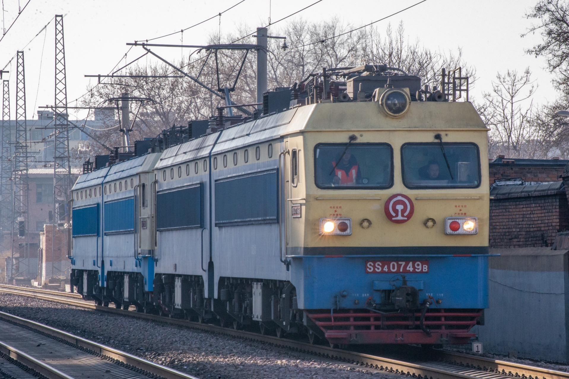 为山西铁路运输提供巨大贡献的韶山4型电力机车 如今已陪伴我们走过20
