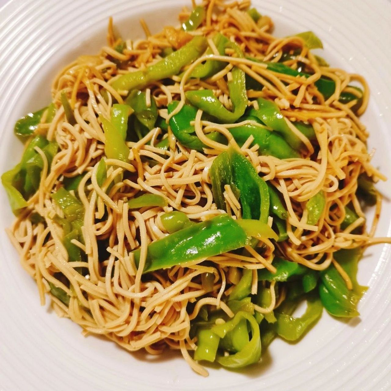 97好吃的青椒炒干丝～3分钟减脂餐 做法: ①准备1个青椒洗净切条