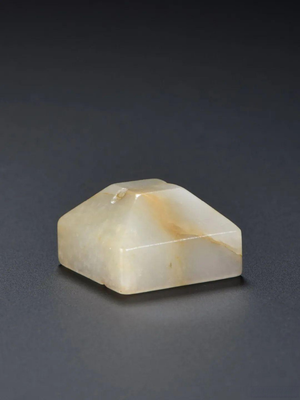 古玉居说玉# 汉代常见的是覆斗形玉印.