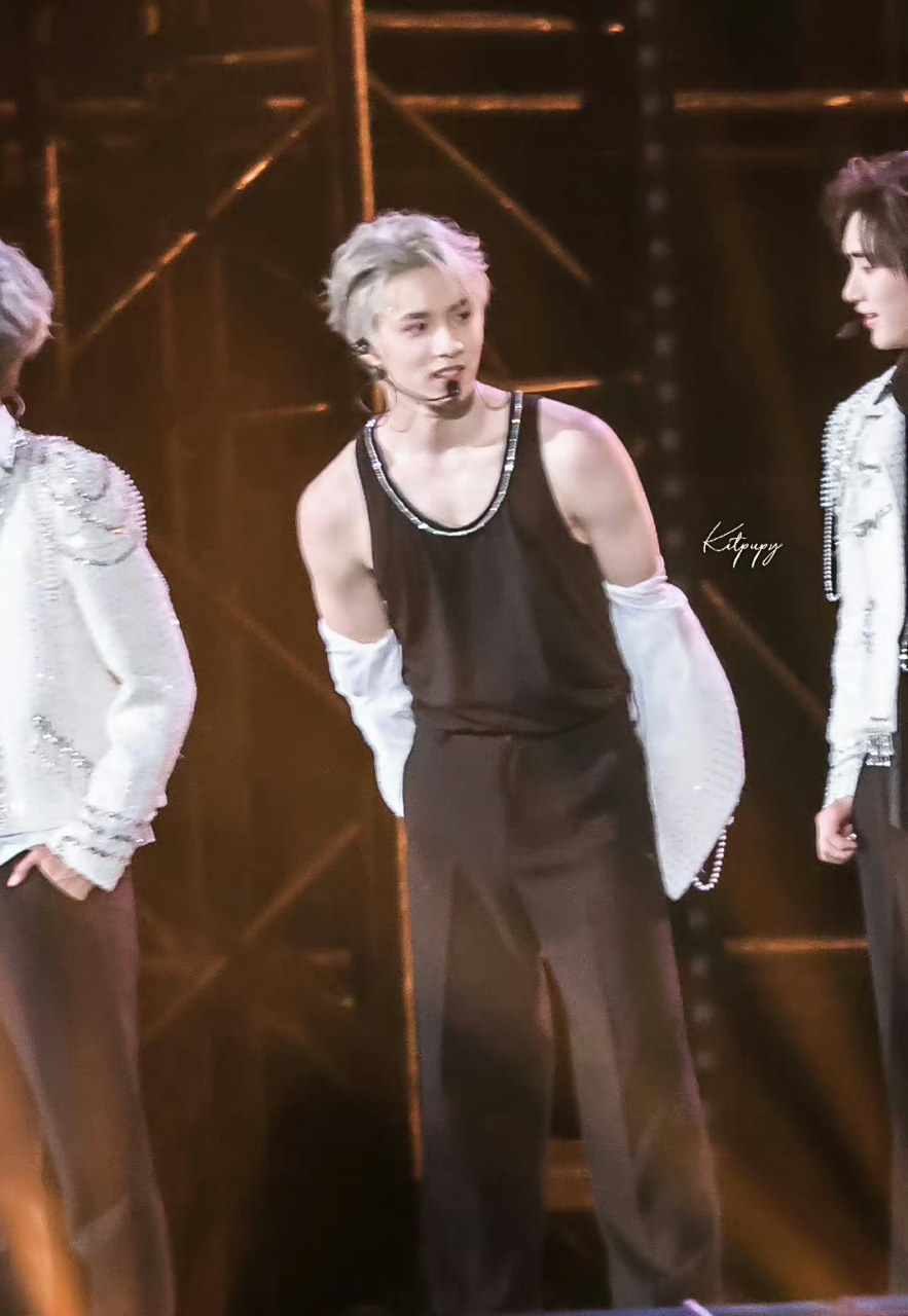 刘耀文肌肉线条##刘耀文碎钻黑背心#  被男高迷倒[跪了][跪了]