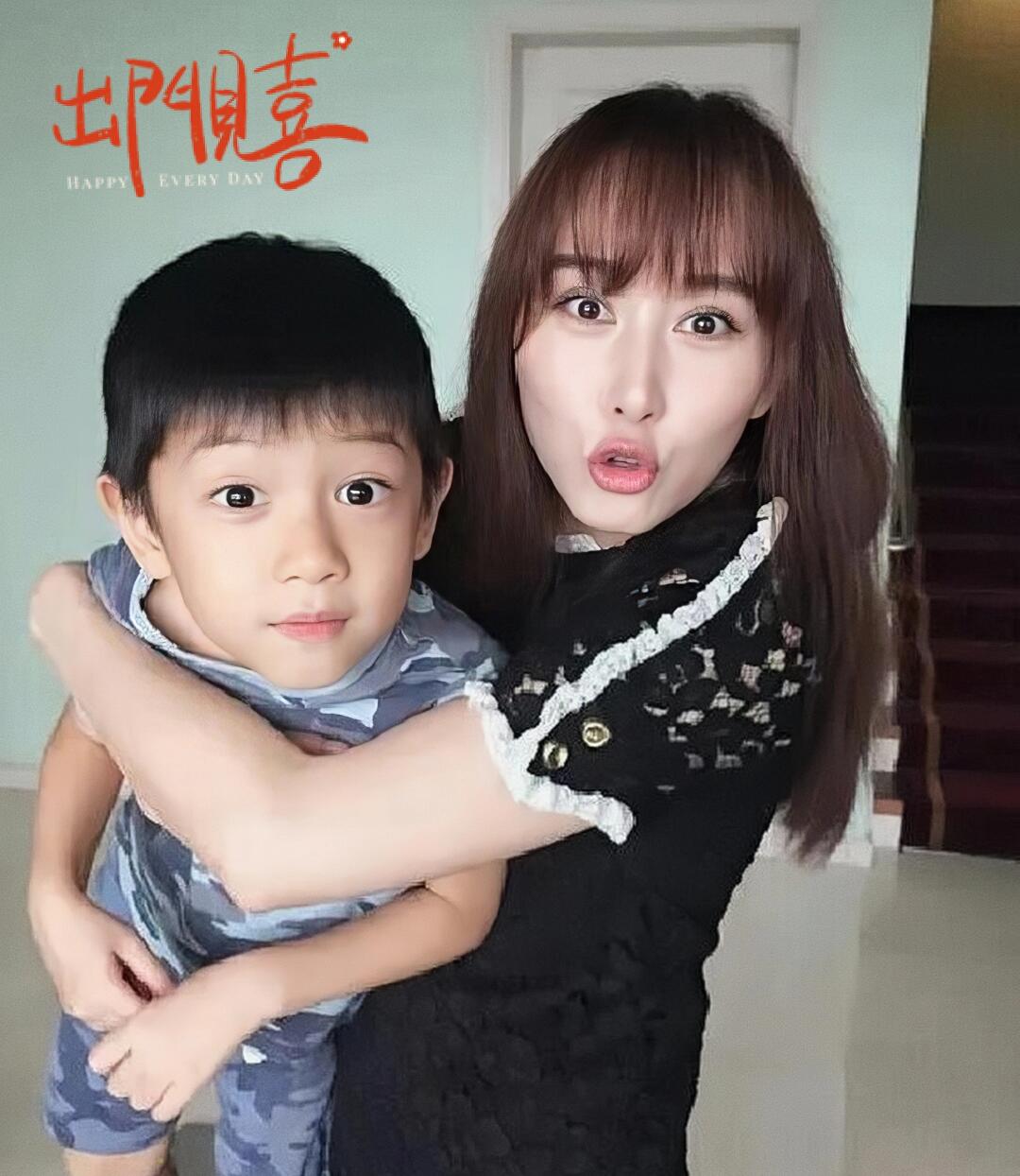 胡静晒儿子合照完全遗传了妈妈的高颜值长相