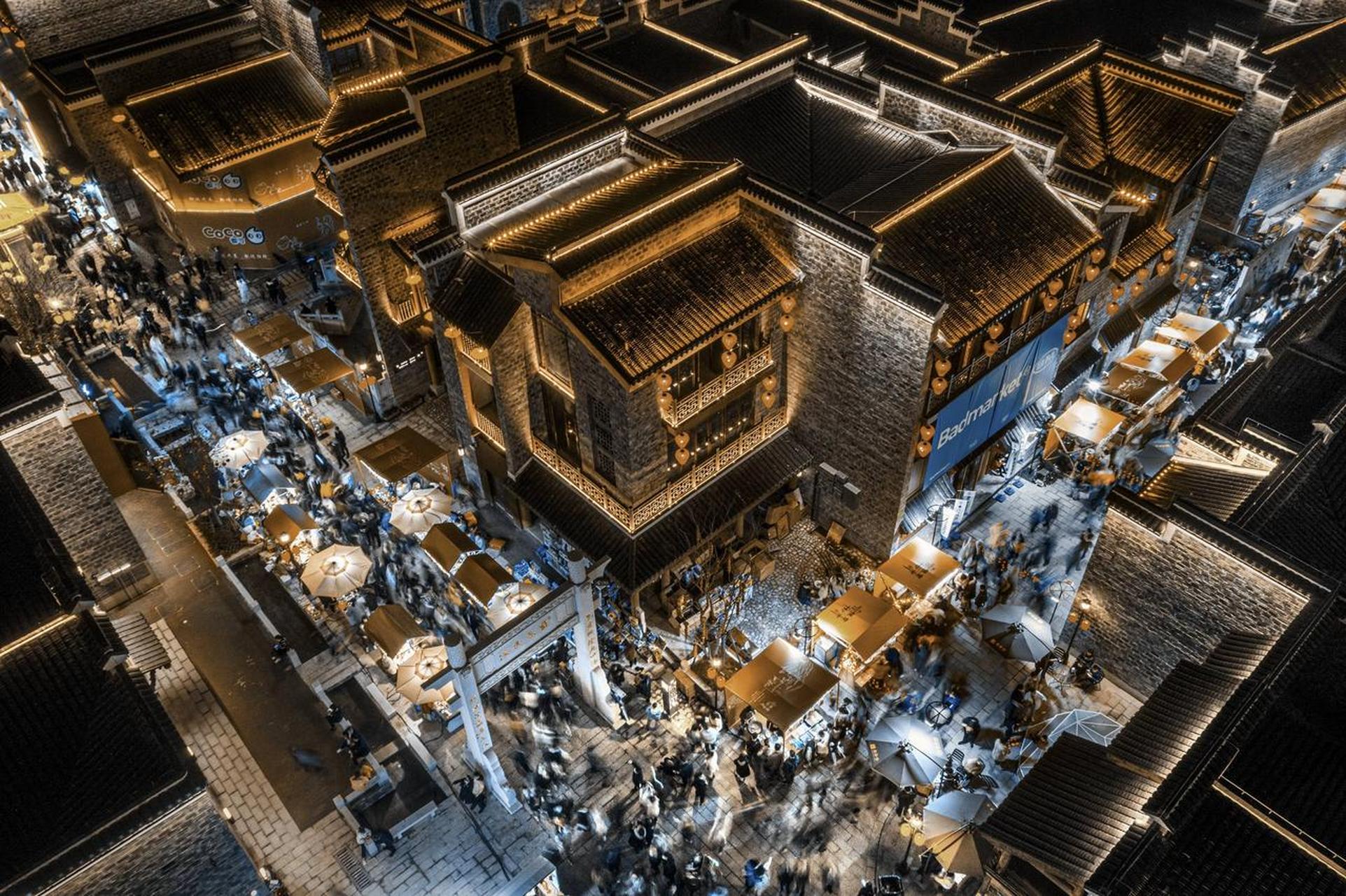 南昌万寿宫历史文化街区是一个独具传统韵味和现代元素的旅游胜地.