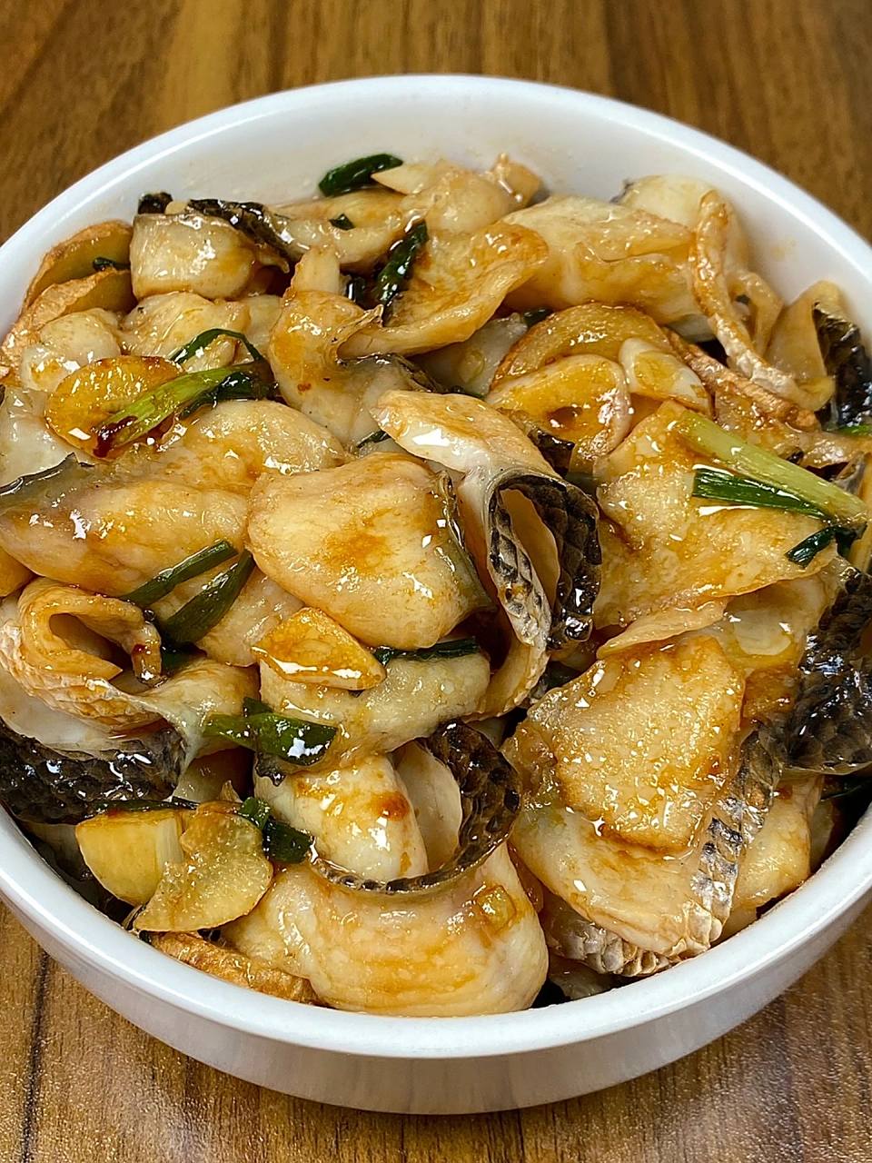 快安排上～ 	 95食材:葱,姜,黑鱼片 做法如图所示呦