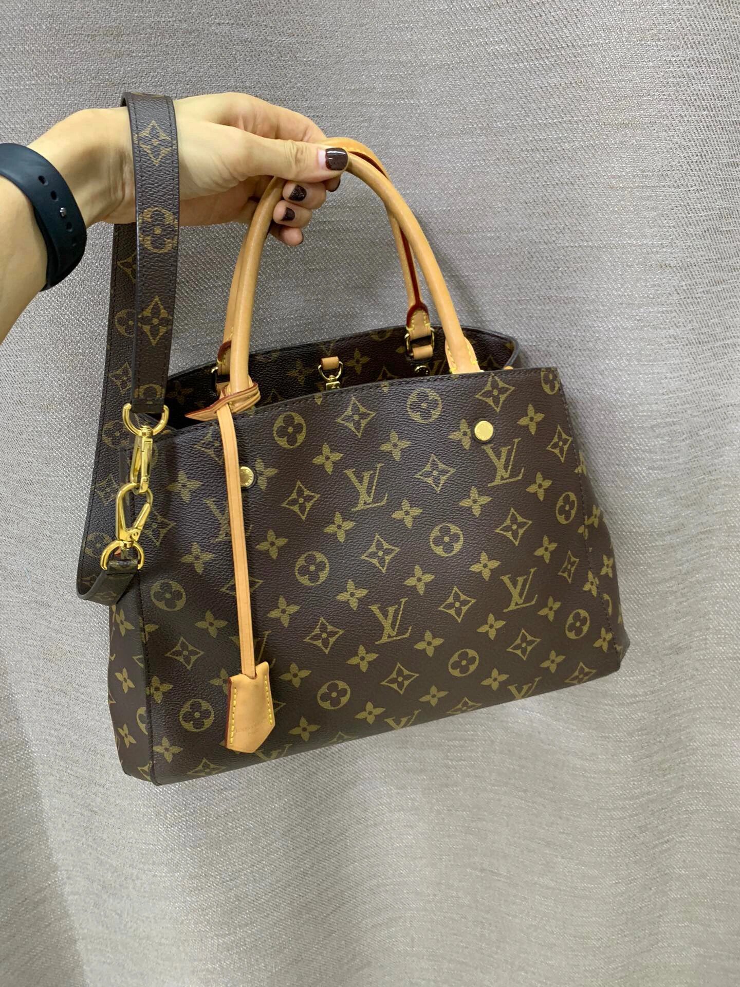 79 lv 老花 蒙田中号906990   lv 老花 蒙田中号 尺寸:35cm 编码