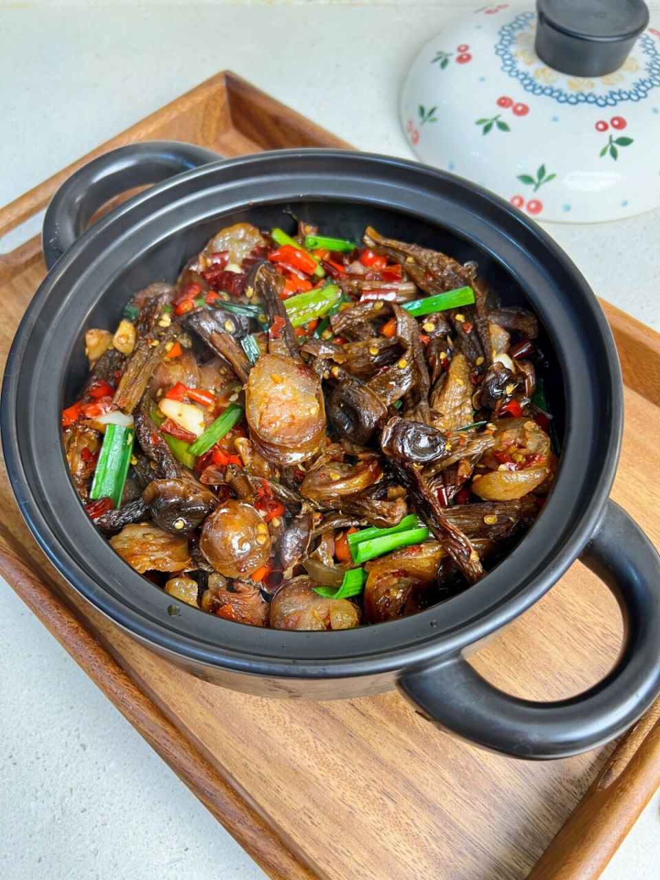 干锅鹿茸菇炒腊肠,脆爽入味,菇比肉还好吃97 老家带的腊肠还没吃完