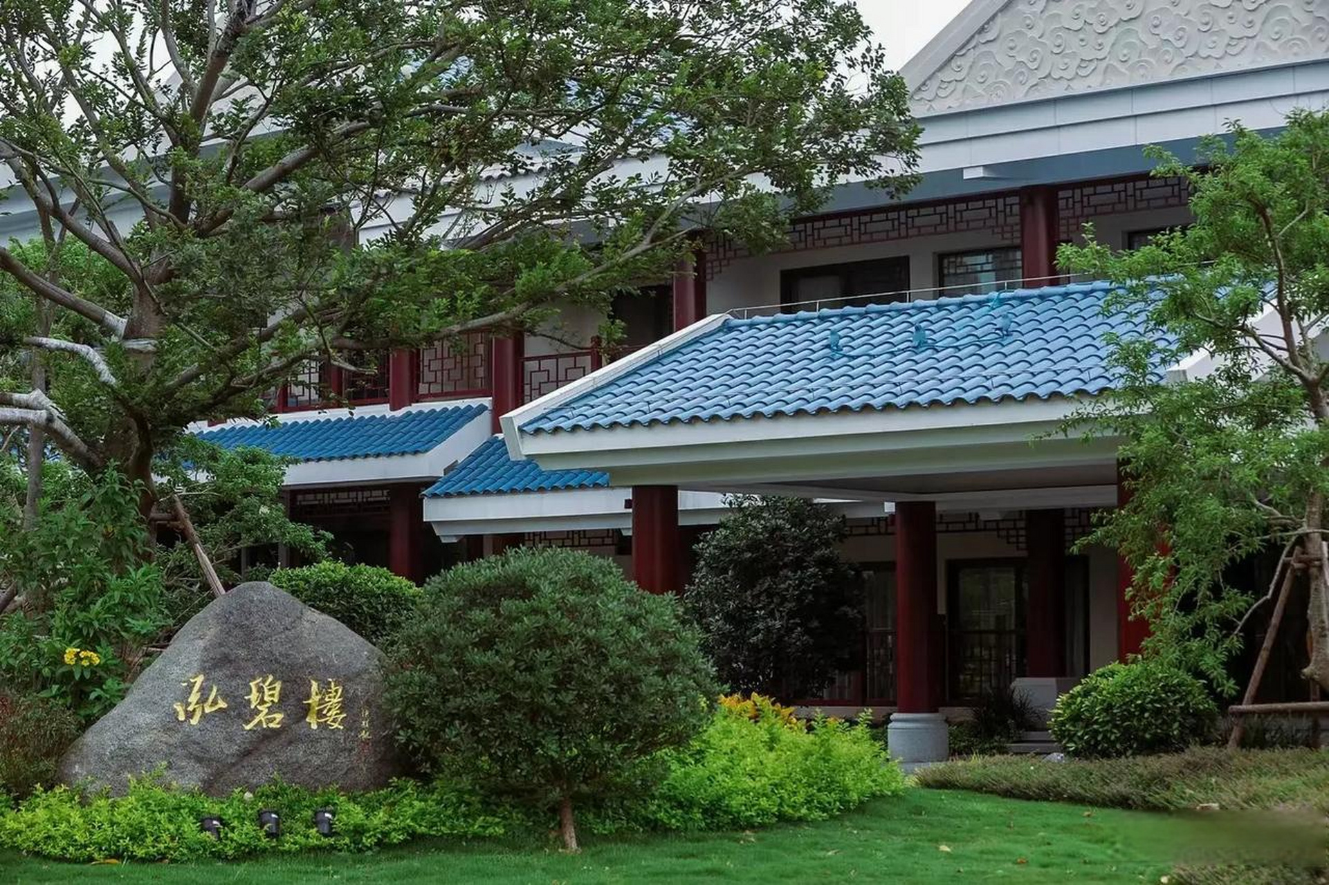 五缘水乡酒店位于厦门湖里区五缘湾湿地公园里面,傍海临湖,总面积达6