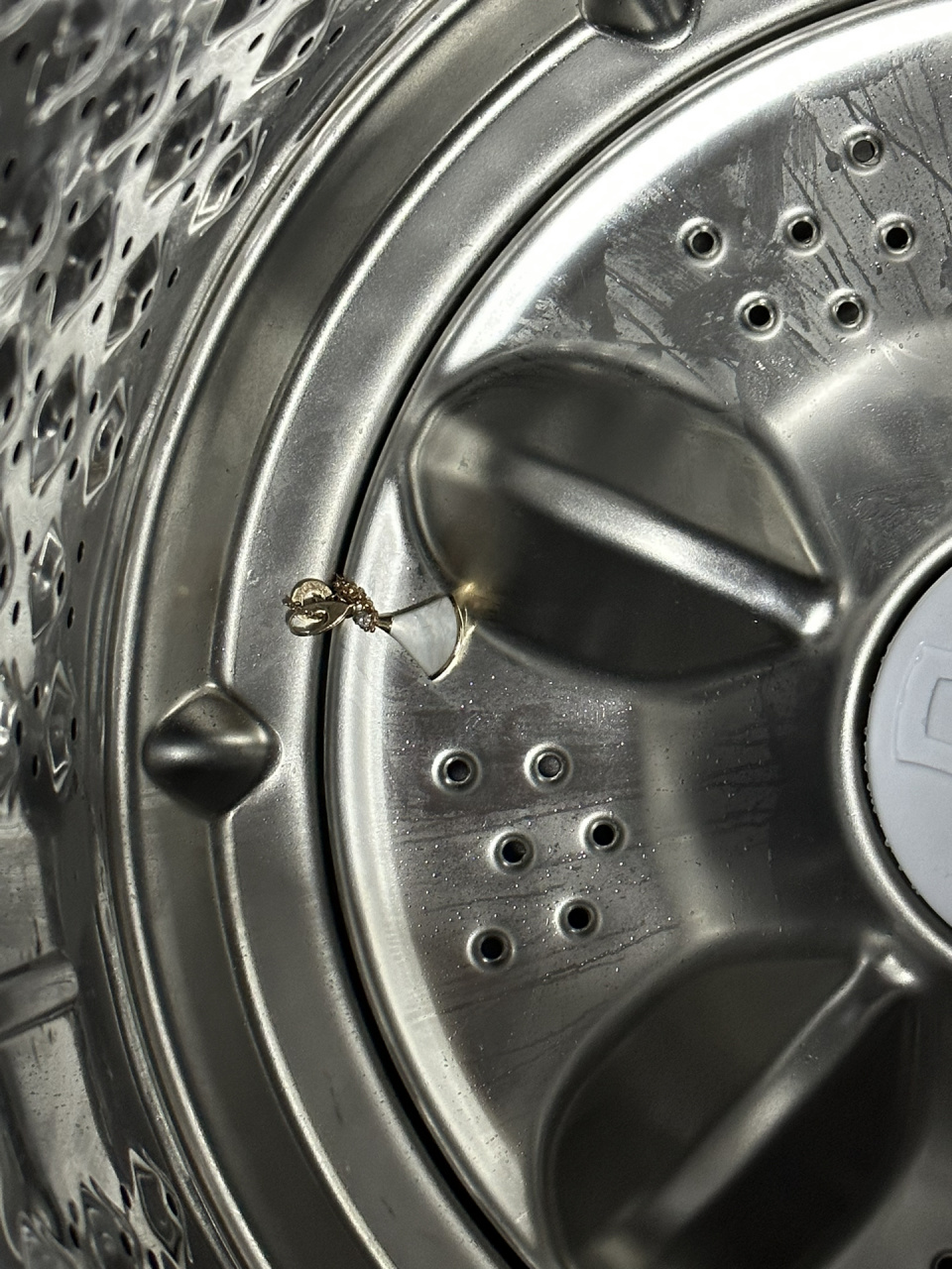 洗完衣服发现项链卡在了洗衣机里 完全忘了什么时候放在口袋里的