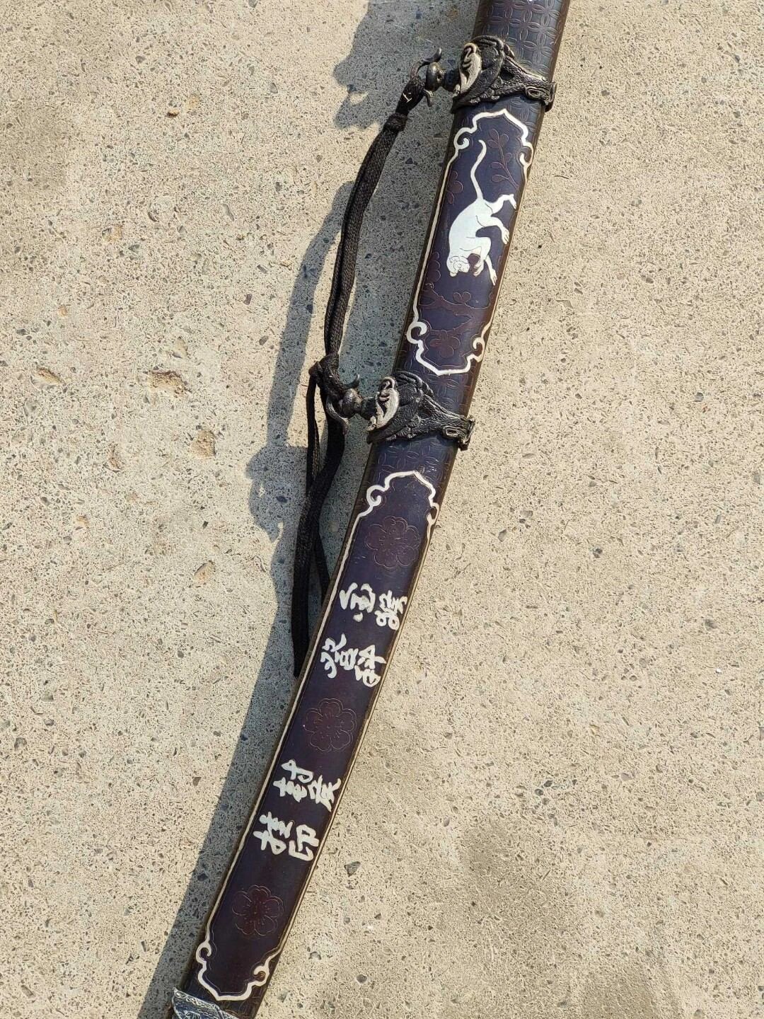 武士刀刀鞘包铜,雕刻图案精美,刀柄刻《本田大佐》.