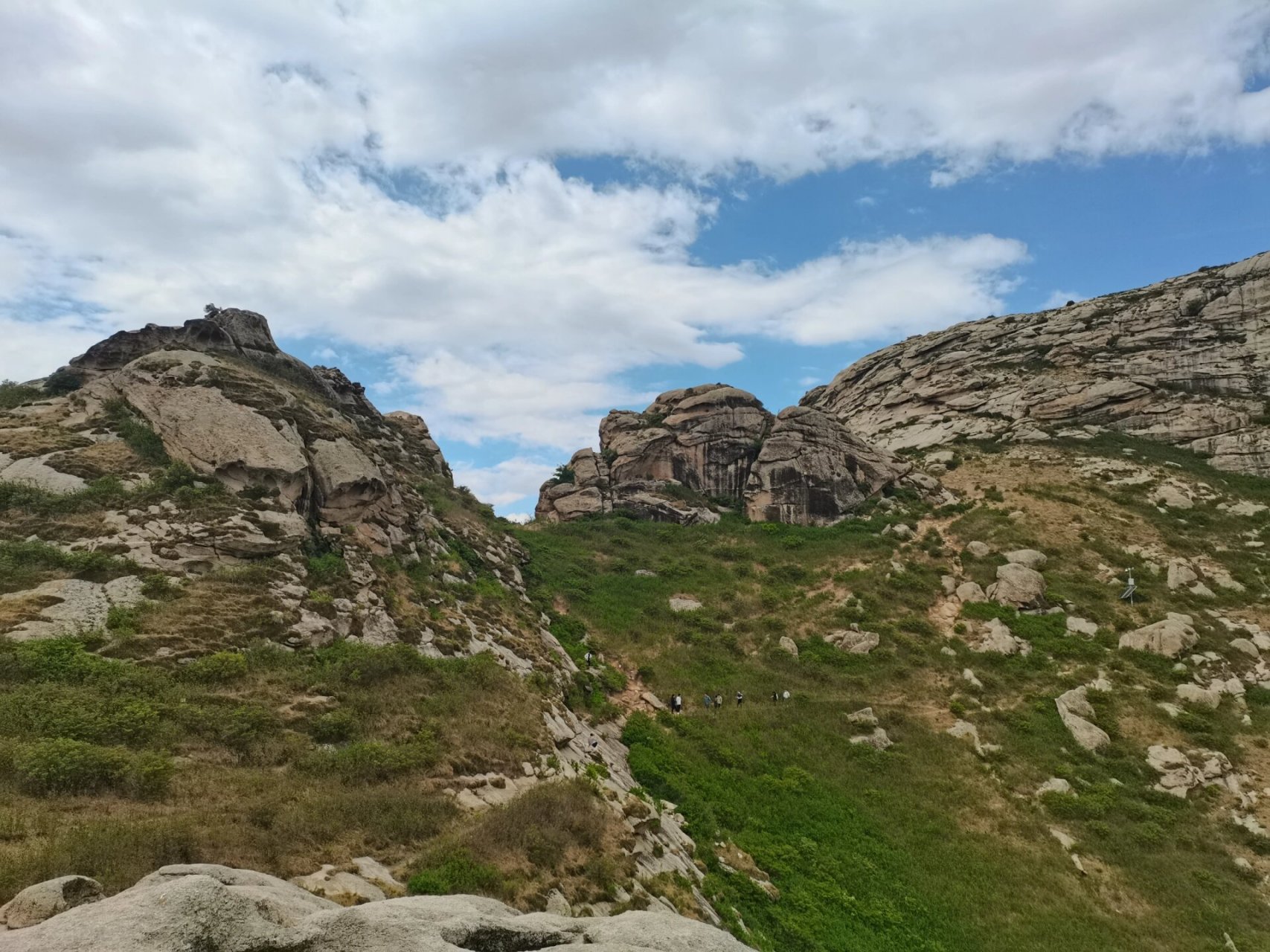 七锅山平顶山自然保护区位于内蒙古自治区赤峰市北部巴林左旗境内,距