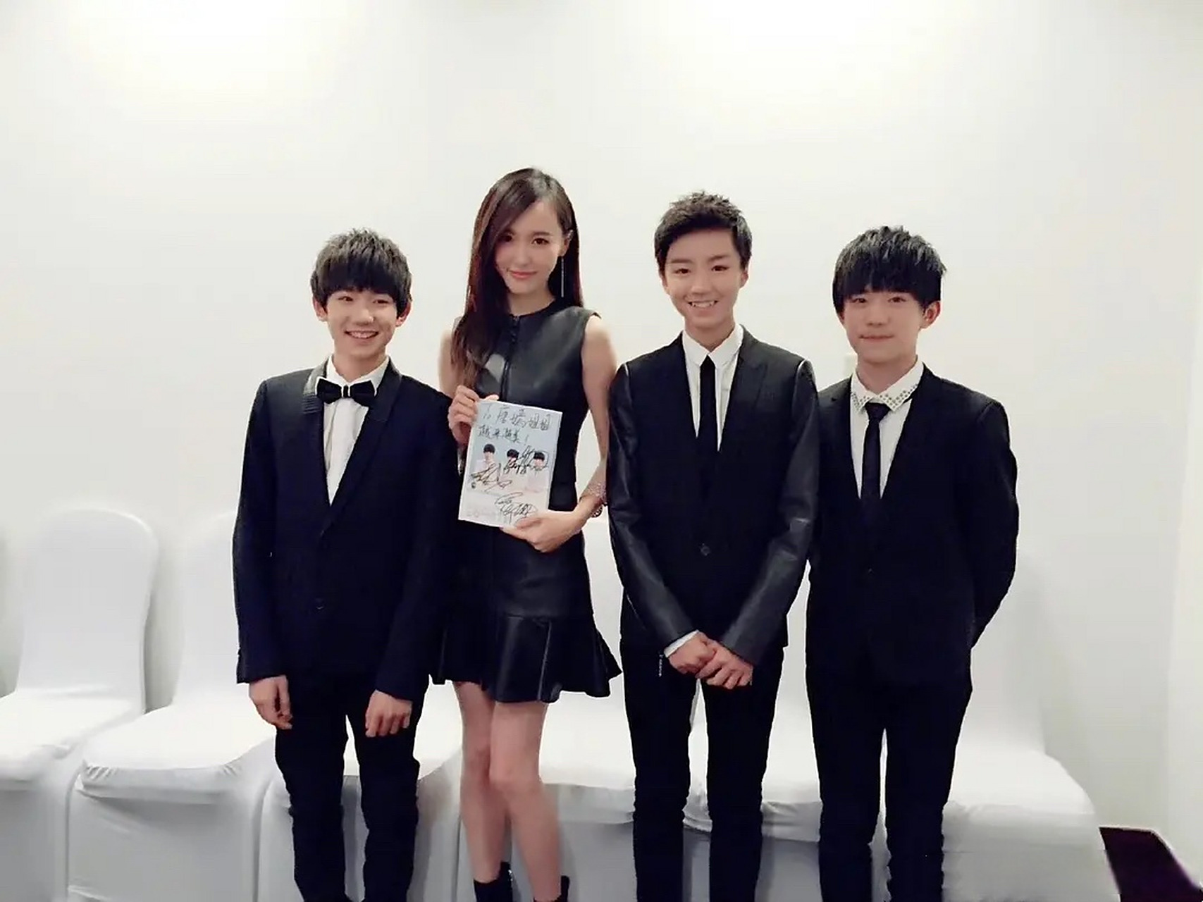 杨幂,唐嫣和tfboys早期合照,她们关系确实挺唏嘘,但也正常[思考]