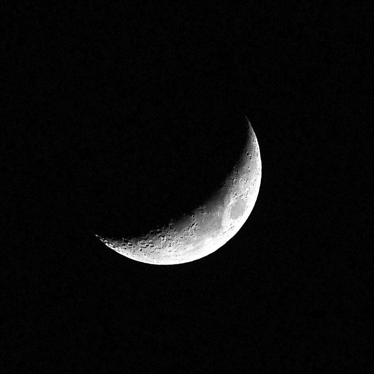 娥眉月 今天出来拍摄一下娥眉月,200端的效果也是杠杠滴,放大依然清晰