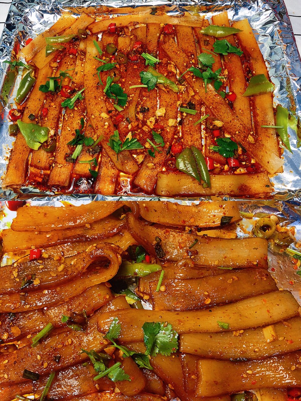 给肉都不换,实在太香了6015 食材:宽粉 青红椒 小米辣 蒜末 步骤1