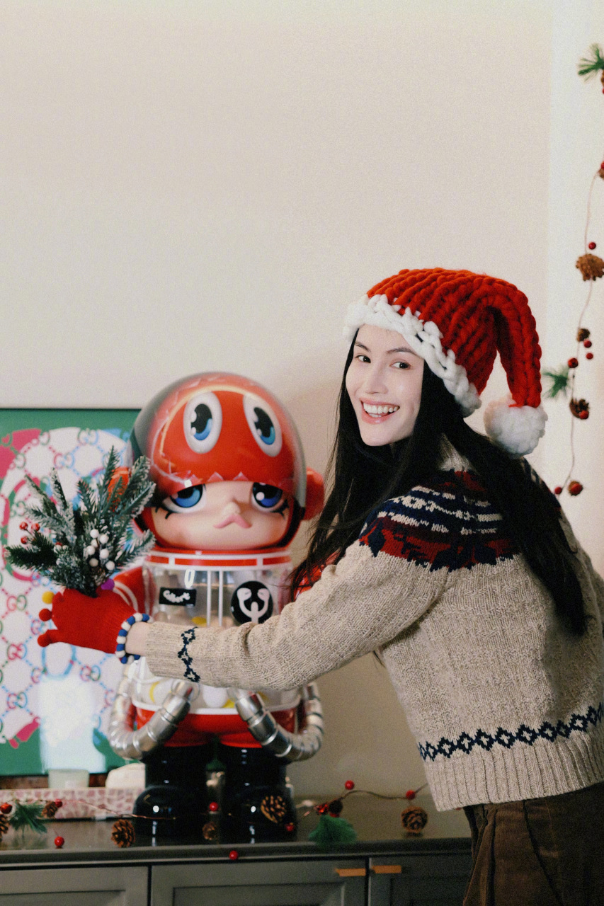 rayli星闻#何穗超话 身着polo ralph lauren 23 holiday系列传递节日