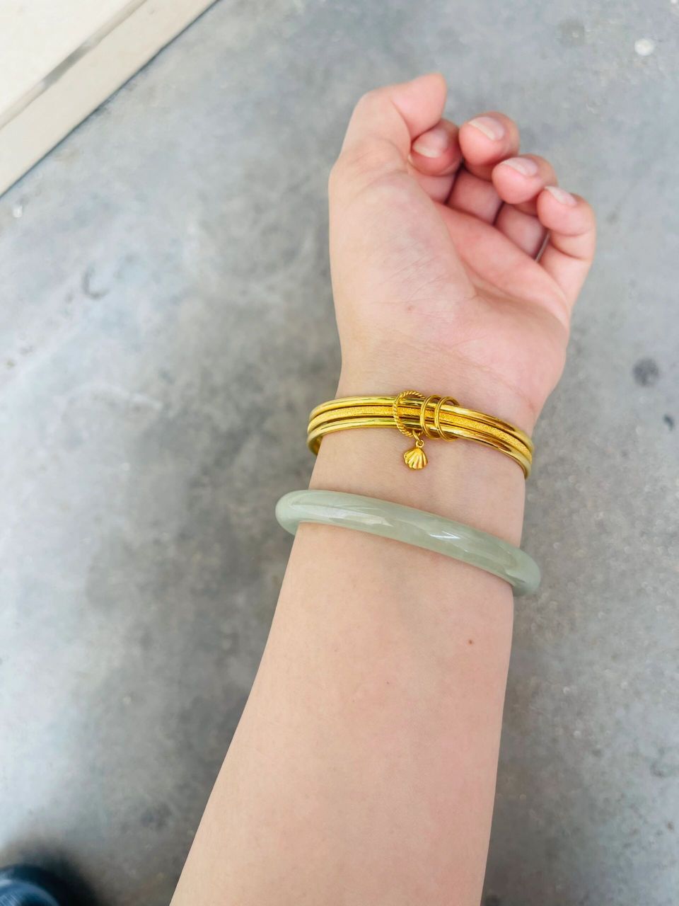 玉镯和金镯子戴一起会磨损吗 两个一起带很好看,但是有人说时间长了会