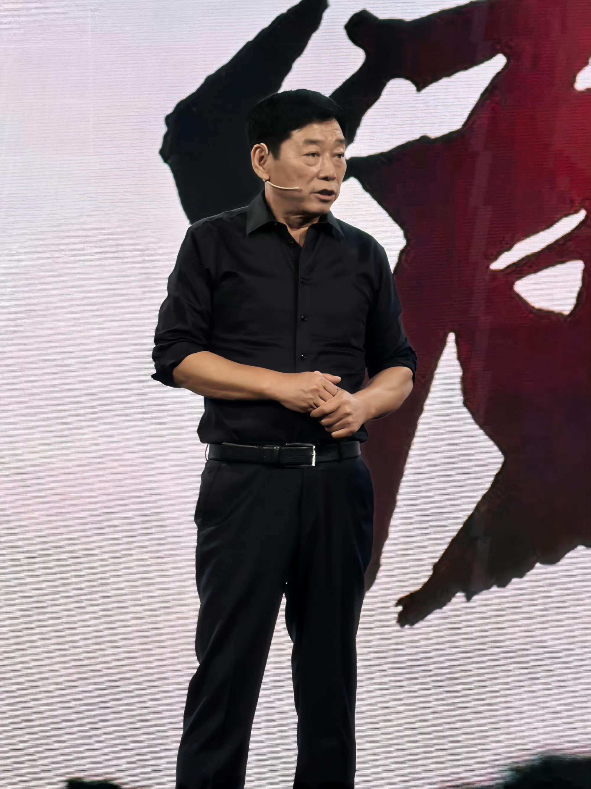 在聊到自驾蓝山游新疆的经历时,#魏牌蓝山教育了魏建军#,对noa智驾