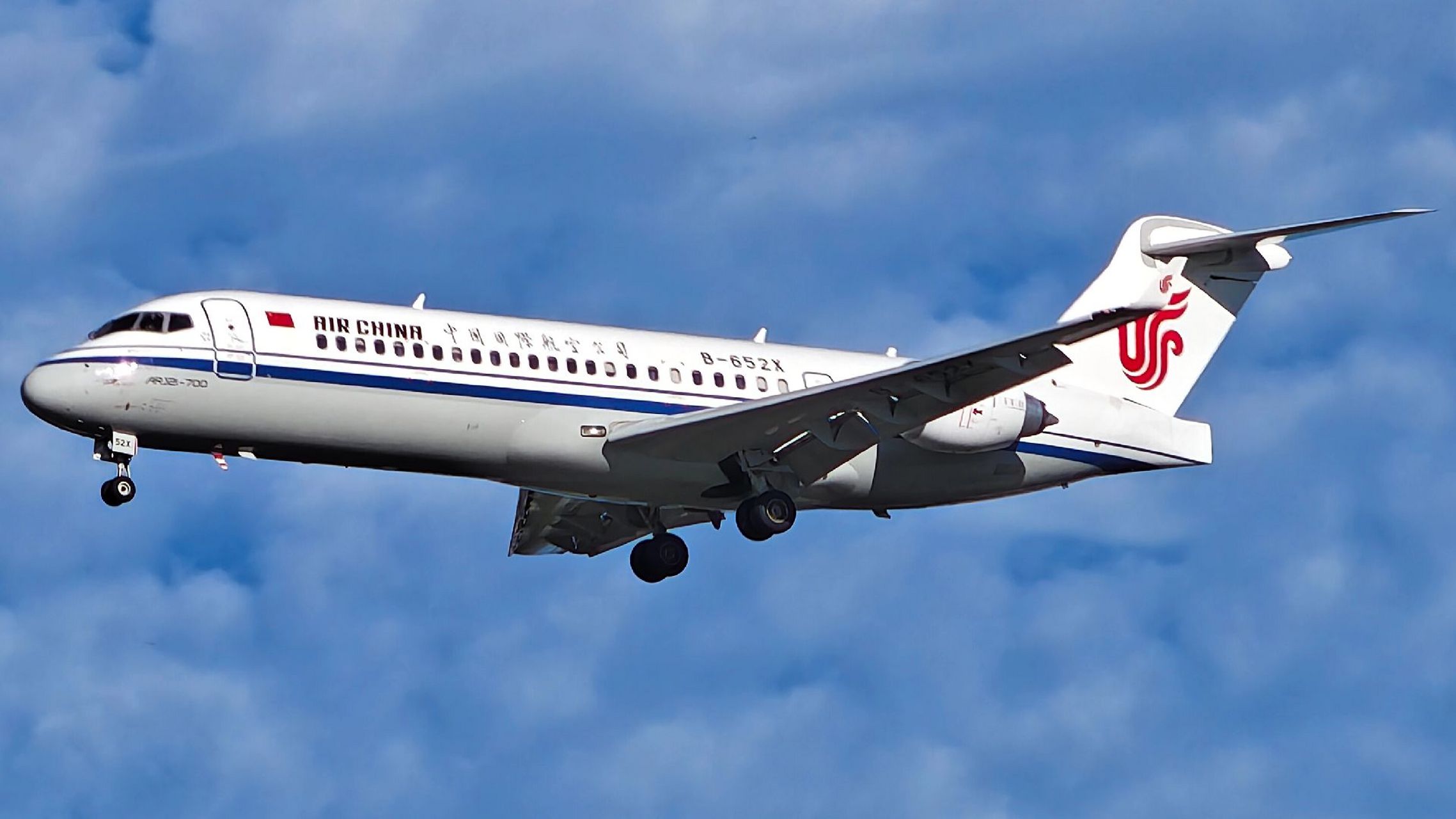 arj21-700整体体验很好  但在后排坐噪音很大 但crj900在后排噪音就很