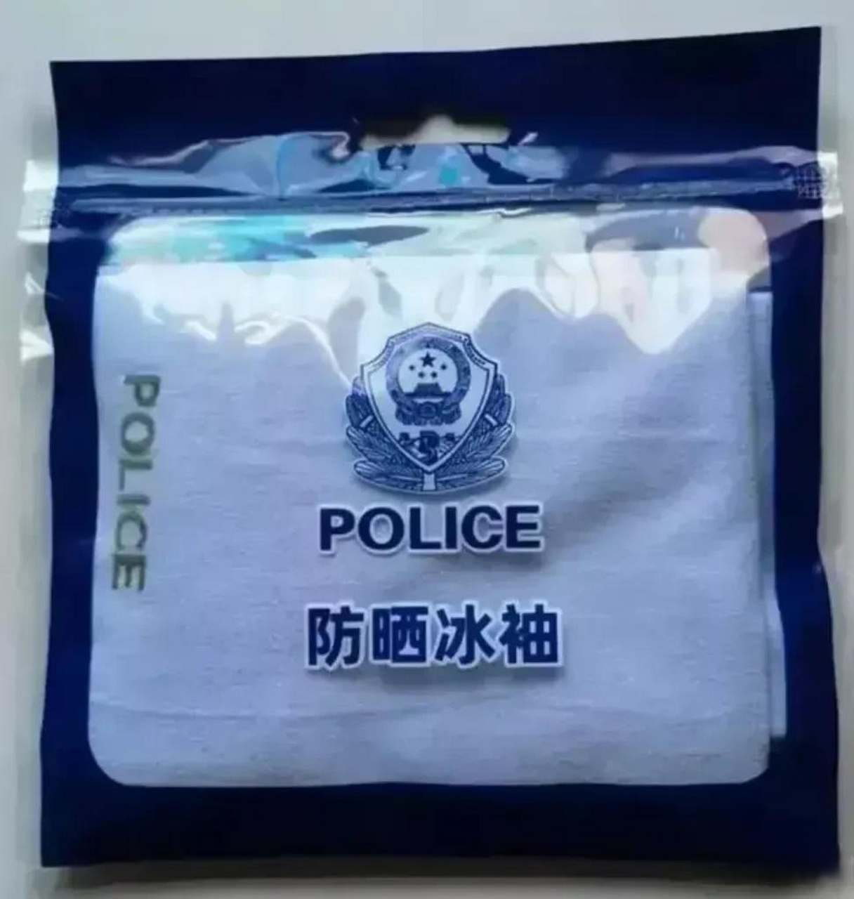 在烈日下执勤的女警被骂"招蜂引蝶",穿着高跟鞋,带着防晒袖被骂"作秀"