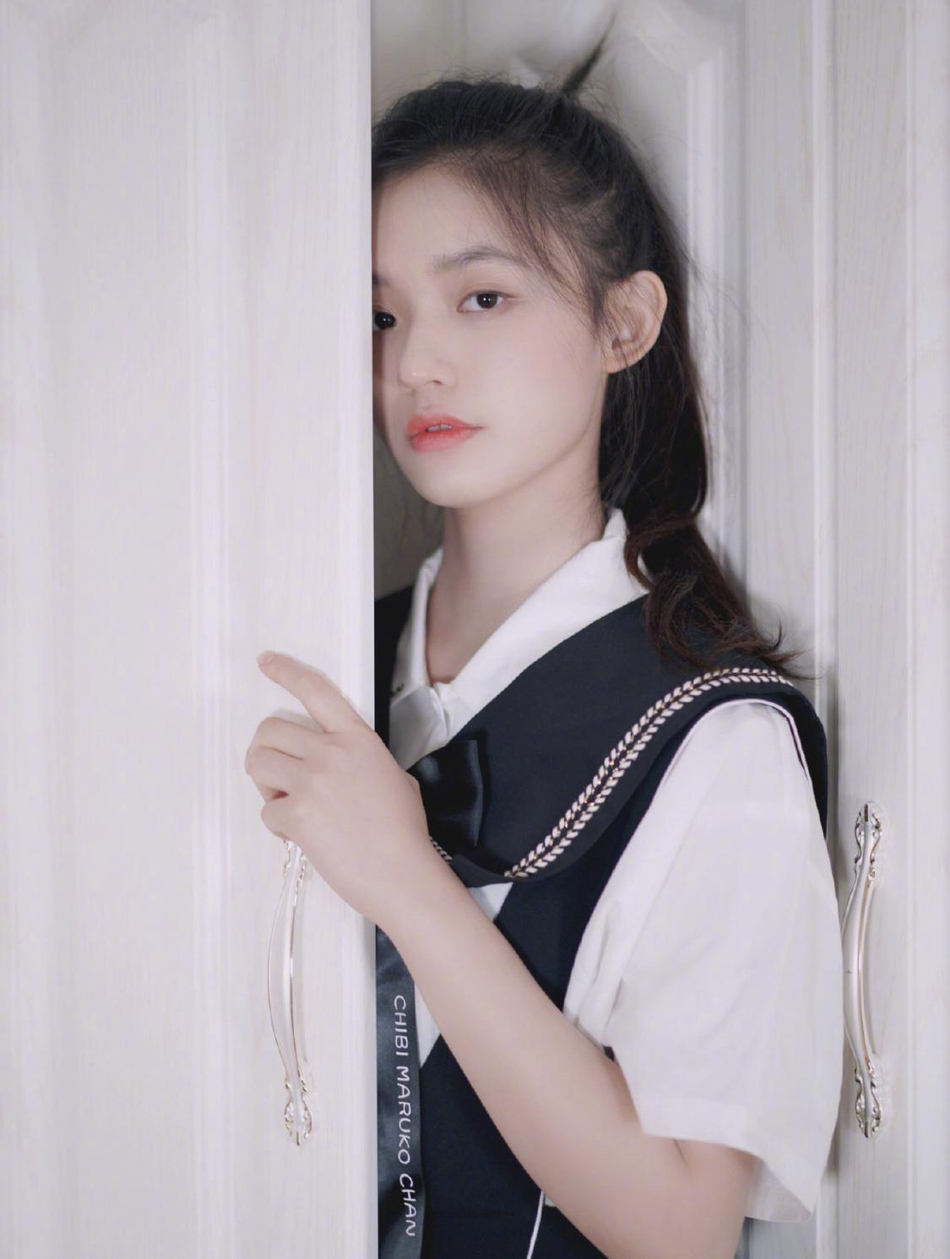 今日封面# #娱乐最前沿# 4月20日,@林允 在社交网站上分享出一组美照