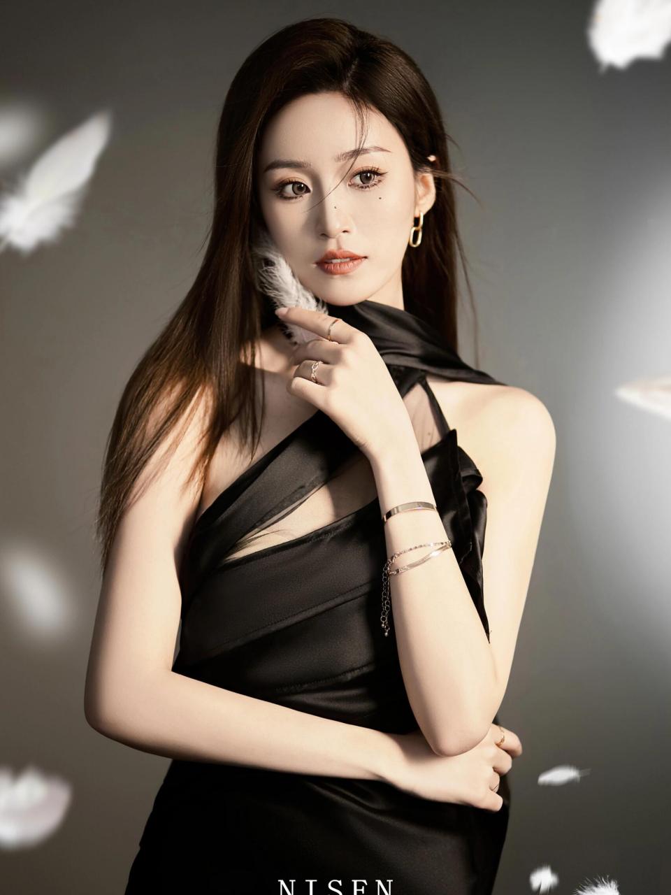 武汉写真照 御姐的霸气,还透露着一丝纯欲的气息🤩 让人欲罢不能