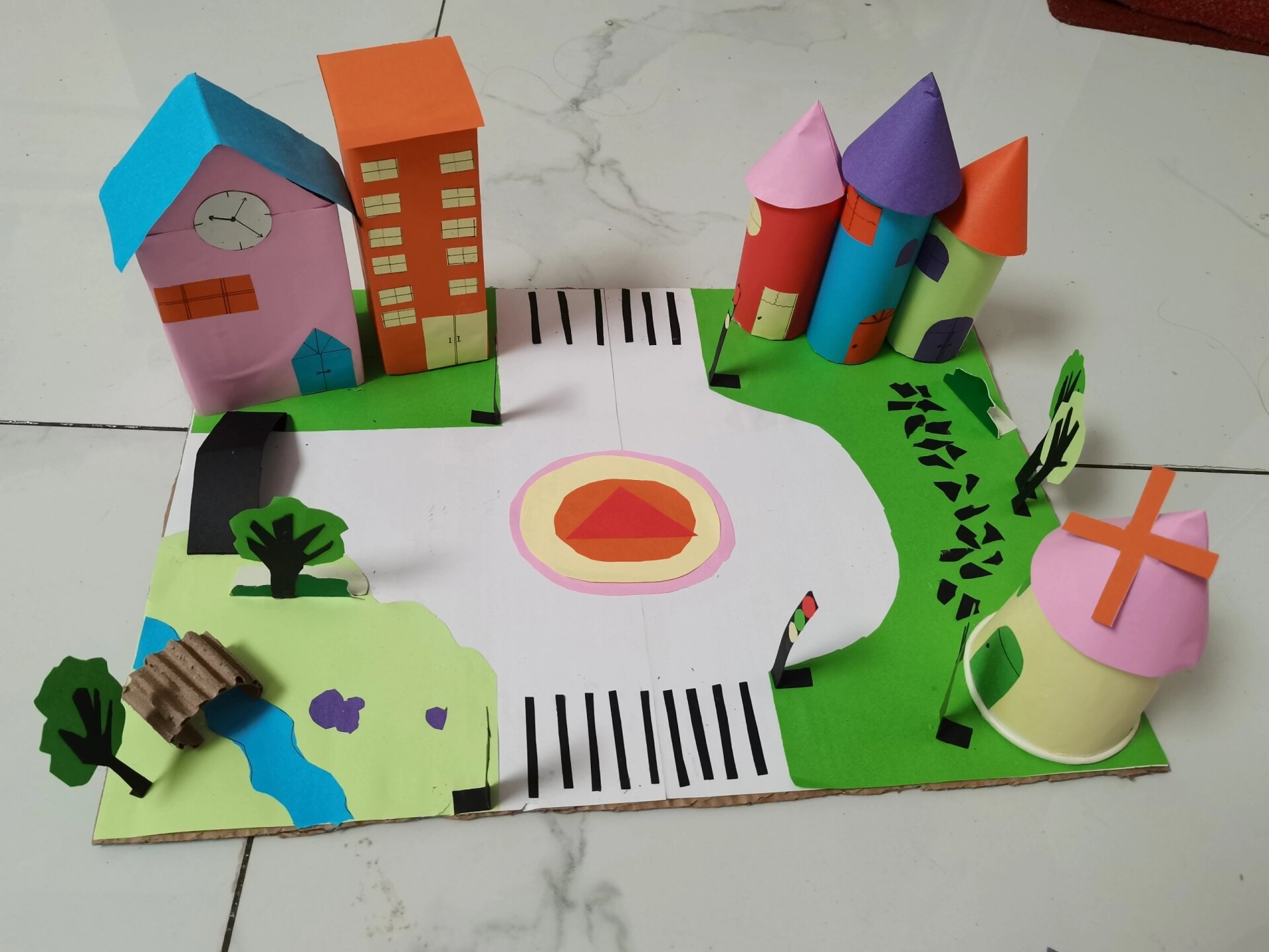 幼儿园手工《我们的城市》 通过孩子对自己所居住城市的观察,发挥自己