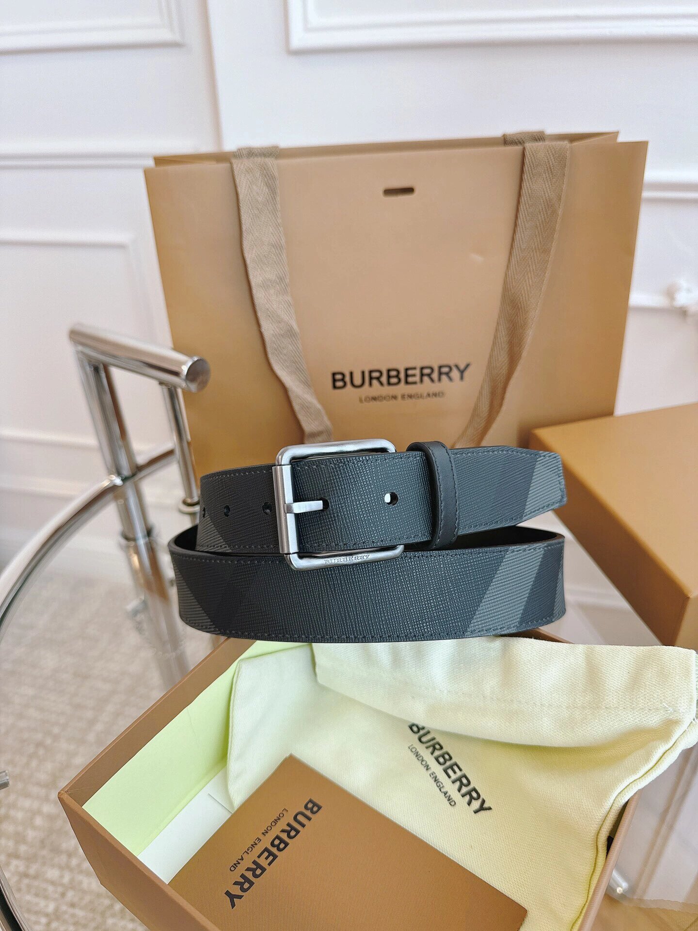 《burberry》男士皮带 经典 稳重 格纹/黑色,尺寸35厘米