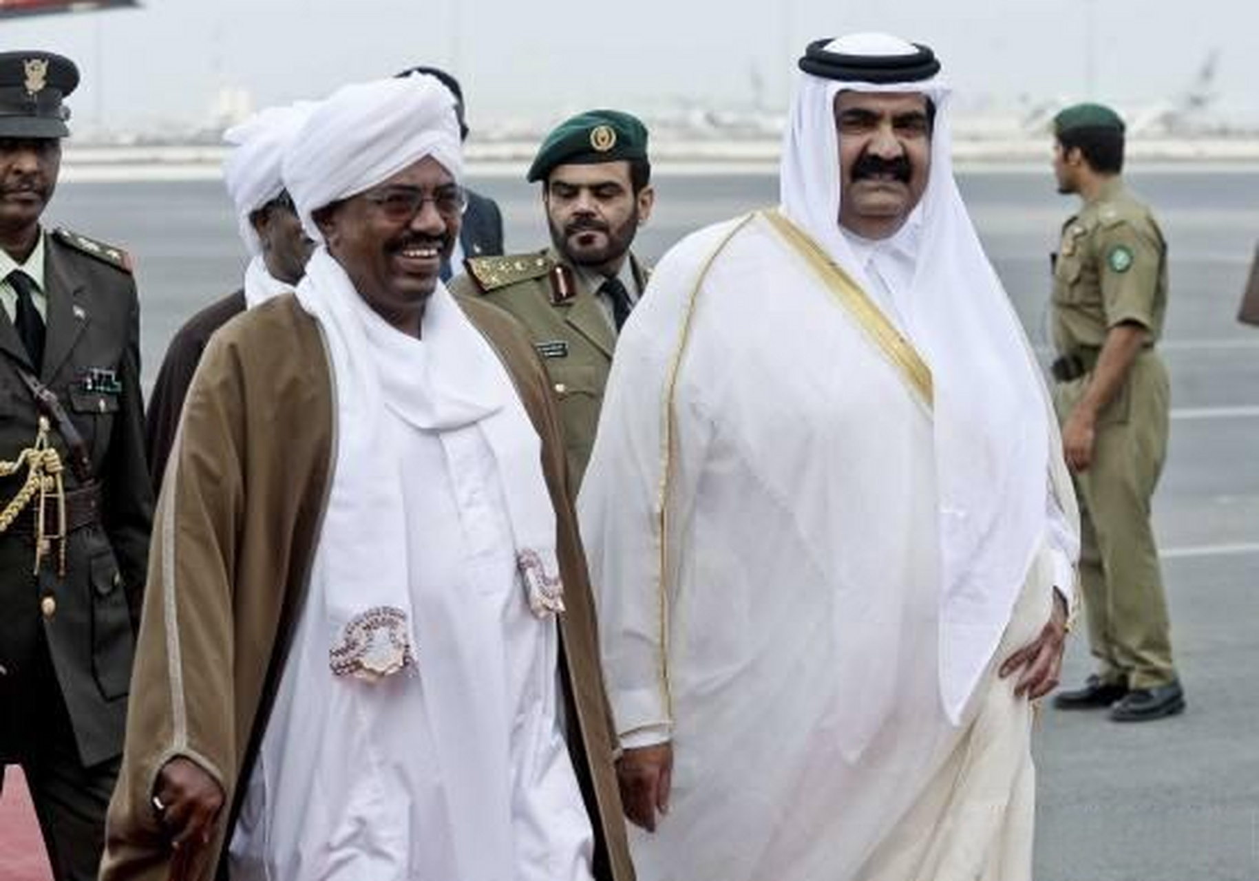 1995年,卡塔尔王储哈马德,趁父亲去瑞士度假,迅速登基,冻结父亲财产