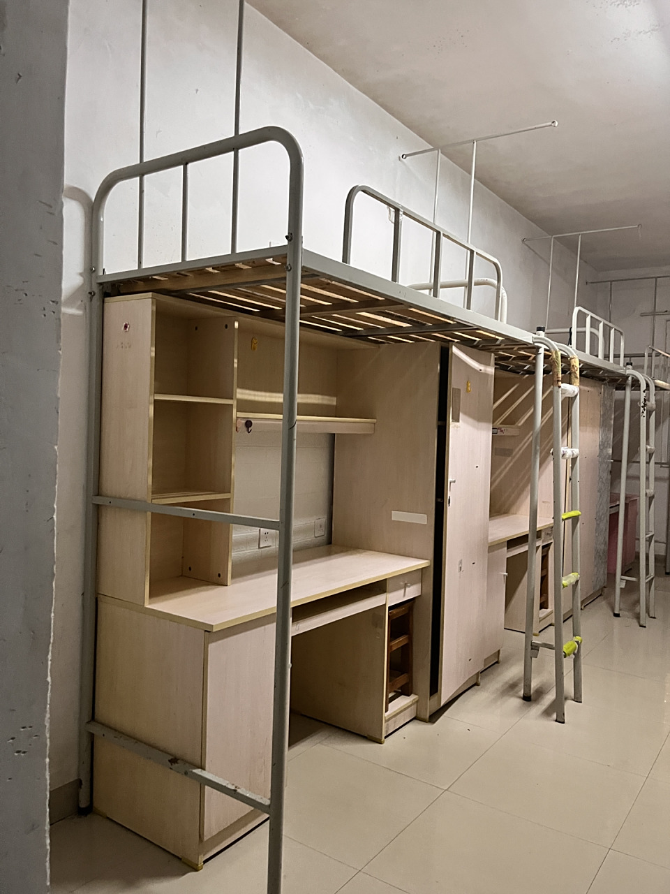 淮北师范大学宿舍条件实拍图 图一是军训说要查宿舍特意收拾的