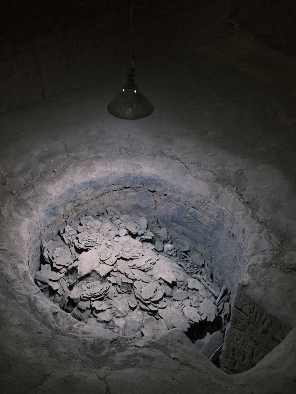 殷墟 (右划图片略恐怖)天黑就出了北京,眼看着东边的天空染了一条橘红