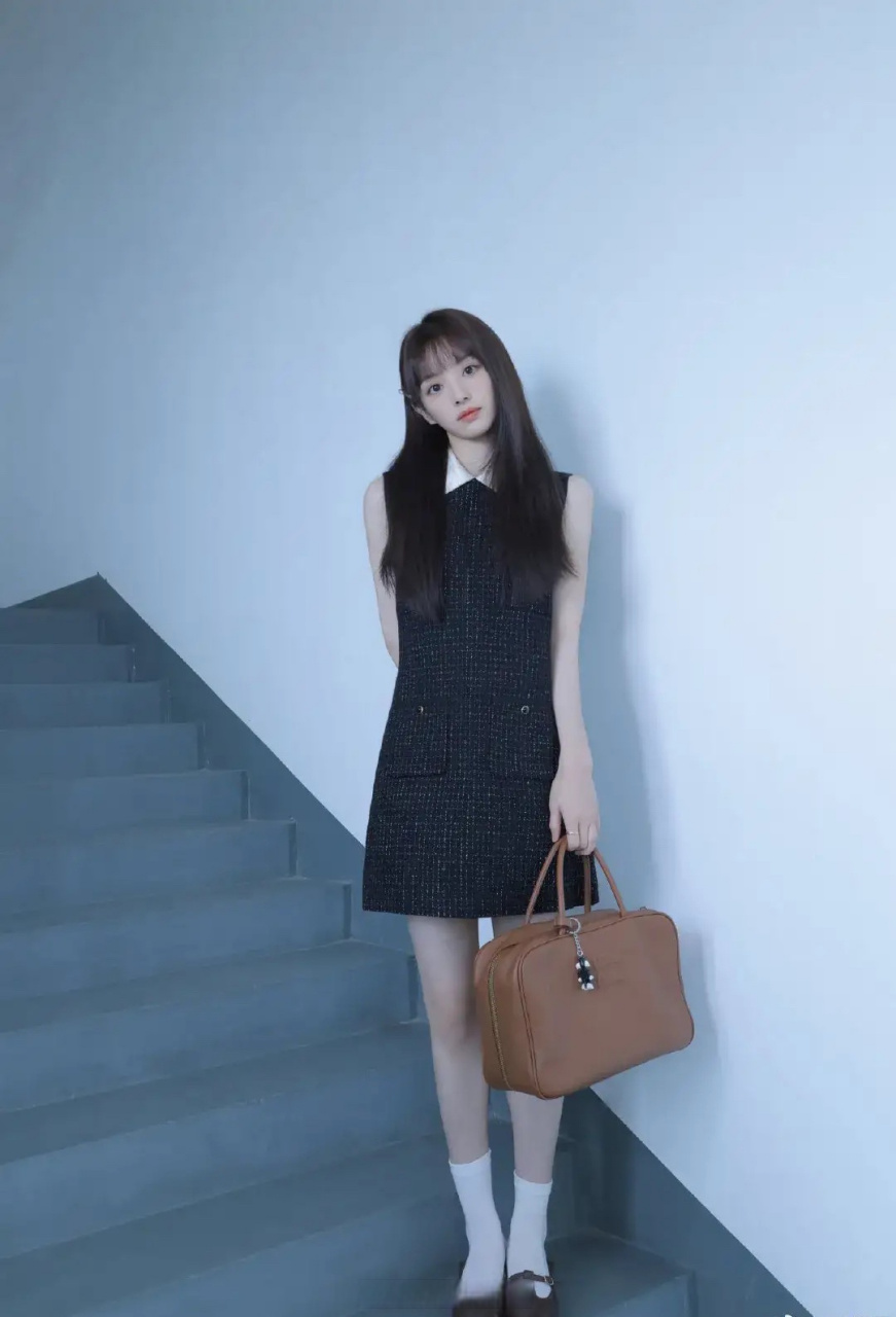 田曦薇虽然有着168的身高,但并不影响她可可爱爱的,不知道她走御姐风