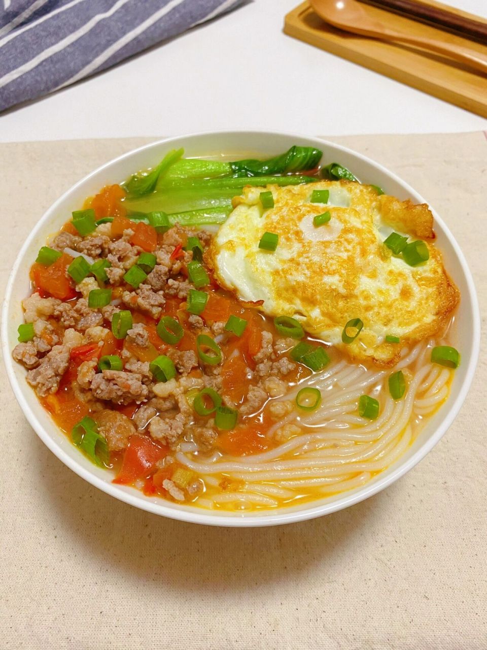 番茄肉末汤米粉 汤鲜味美 做法简单(教程) 食材:番茄一个,猪肉末,鸡蛋