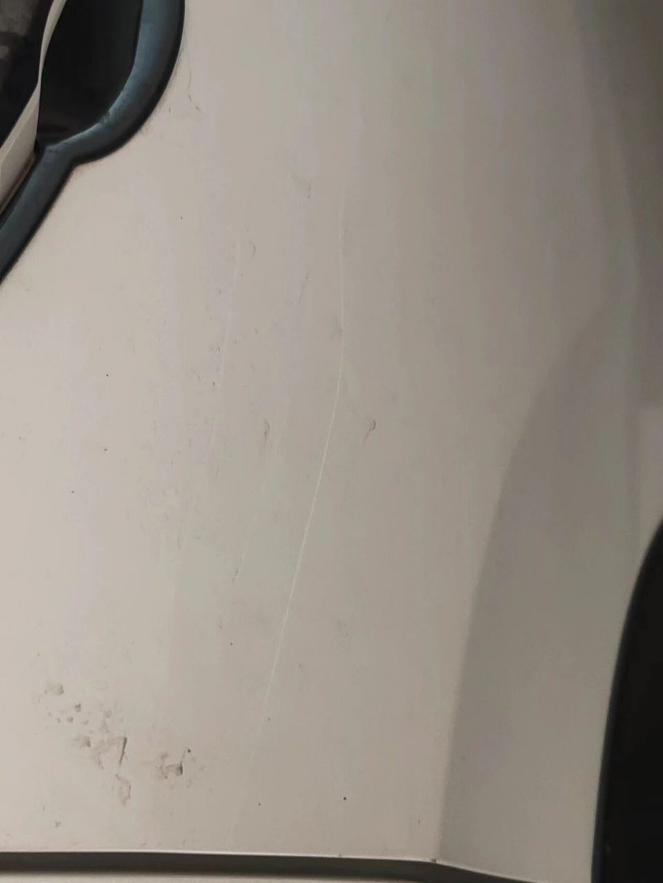 车被树枝划伤 车子昨天回老家,被树枝刮了一长条轻微的印,请问有什么