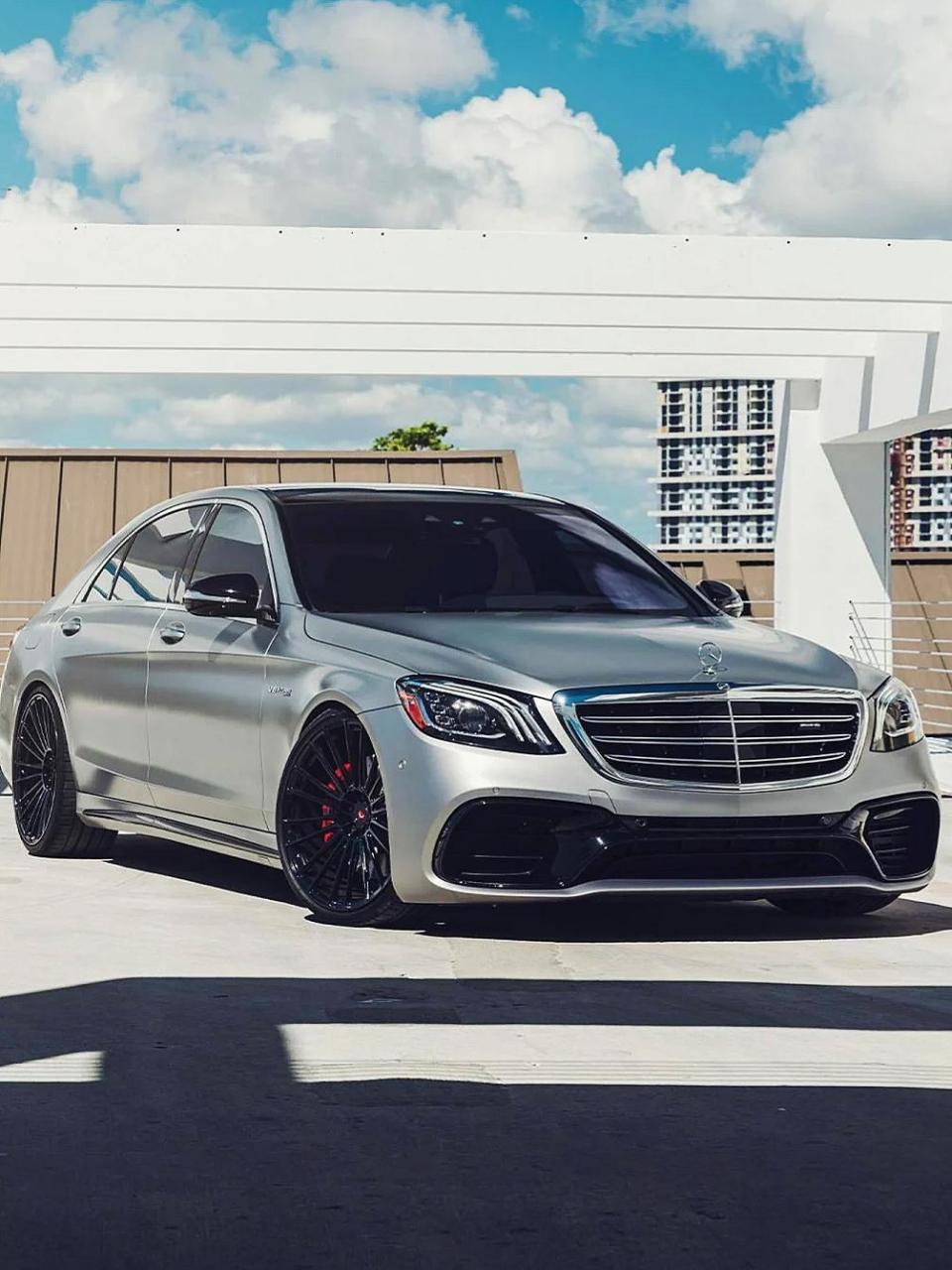 我觉得这是最经典的一代s级.梅赛德斯奔驰amg s63 真正的西装暴徒