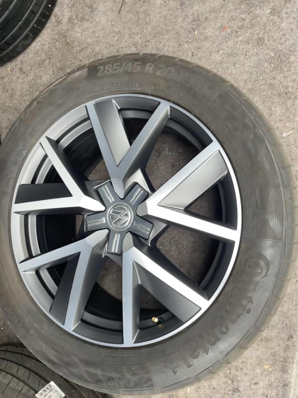 大众途锐原厂20寸拆车轮毂轮胎,配套马牌轮胎,成色9.9新!