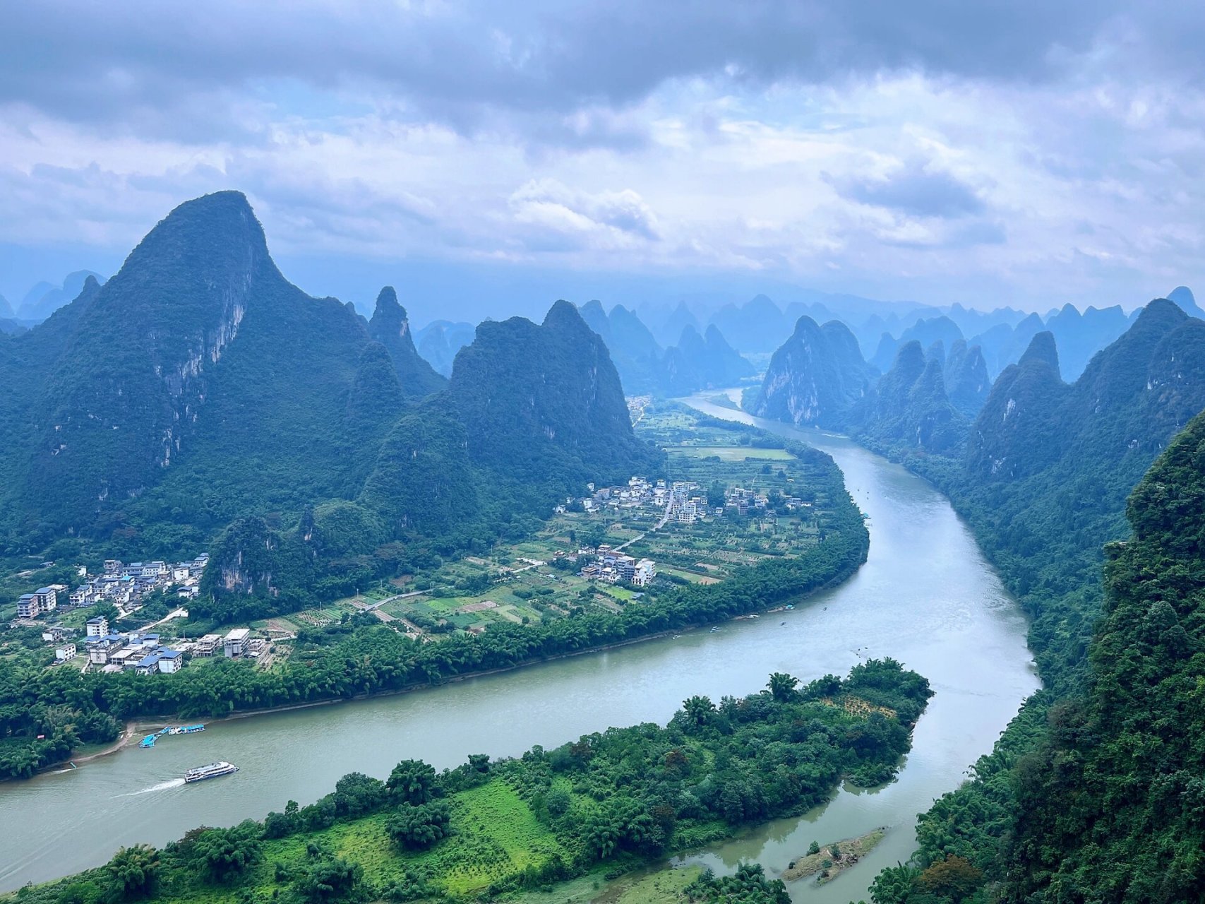 阳朔自驾相公山20元背景遇龙河漂流攻略 姐妹们,我刚结束桂林阳朔龙脊