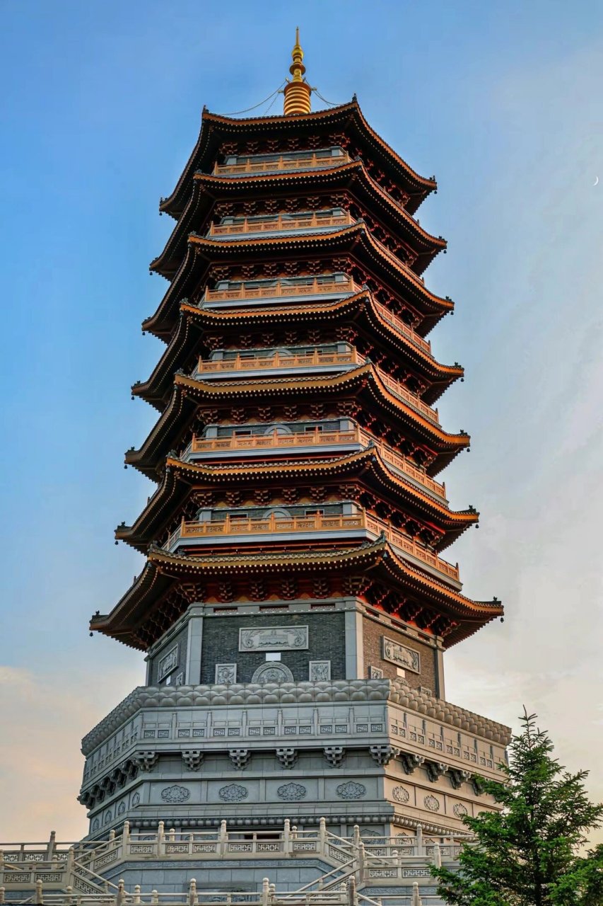 北湖佑国塔 佑国塔,坐落在始建于乾隆年间的万寿寺里面.