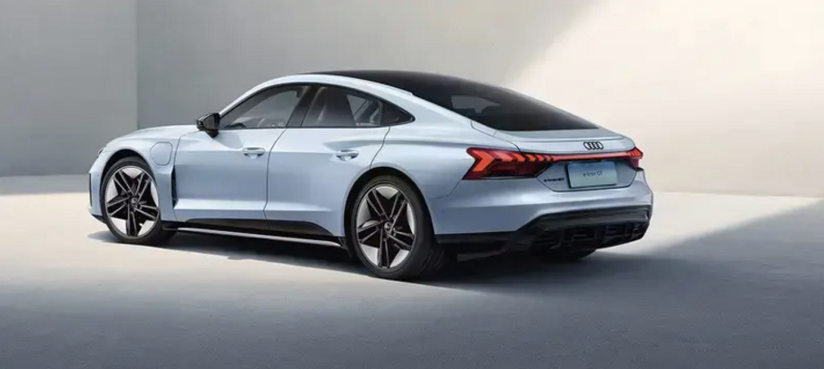 98万元】奥迪e-tron gt正式上市,新车共推出1款配置车型,售价为99.