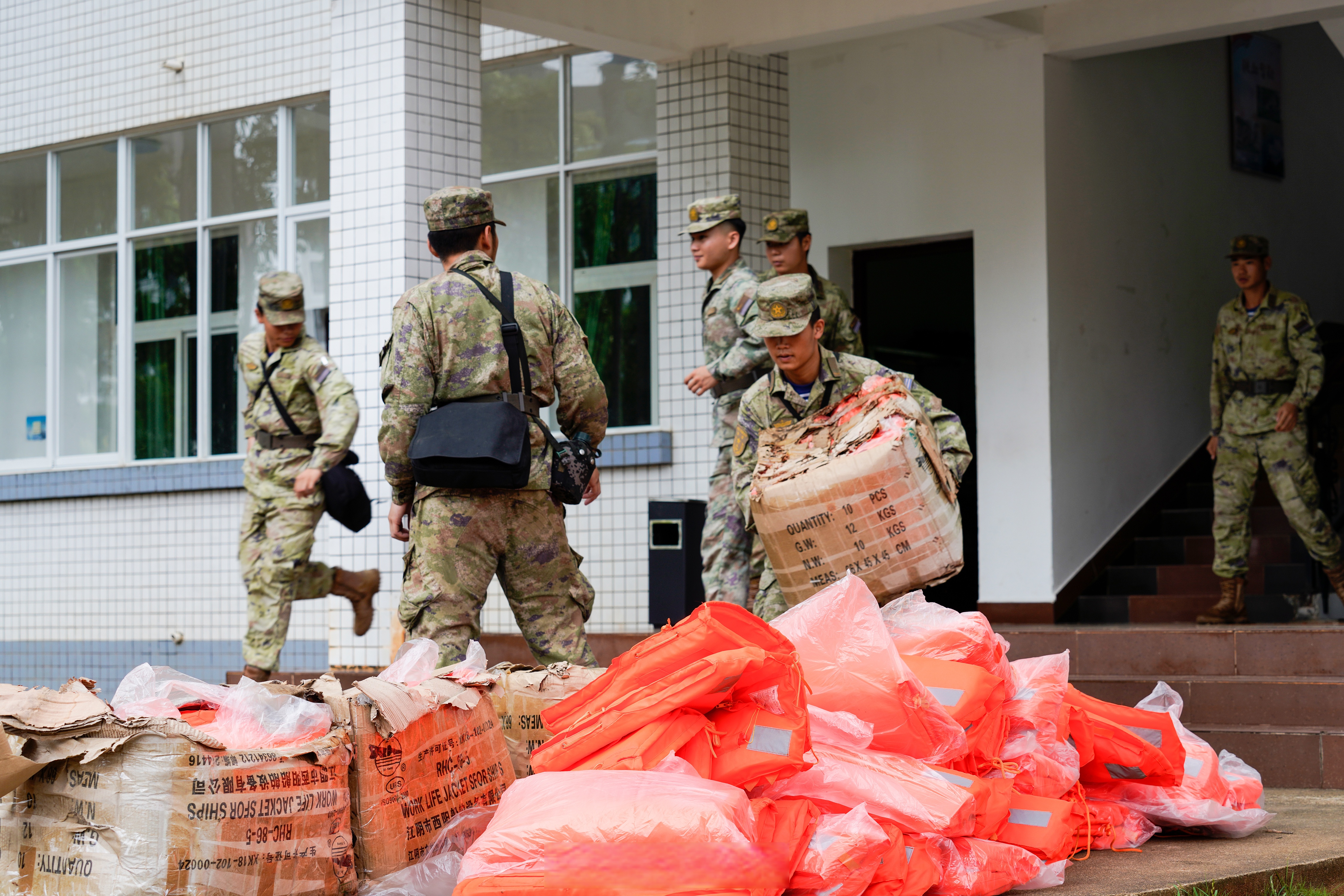 【#台风蝴蝶来袭子弟兵严阵以待#】2025年第1号台风