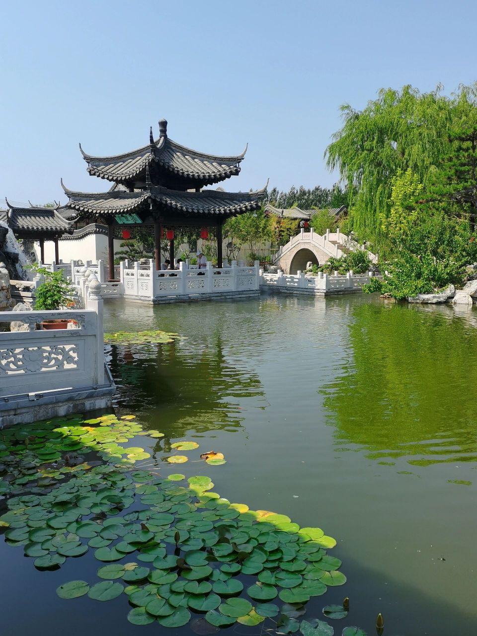 鞍山|石头记·千山大观园 里面有好多人穿汉服拍照还有摄影师 总体上