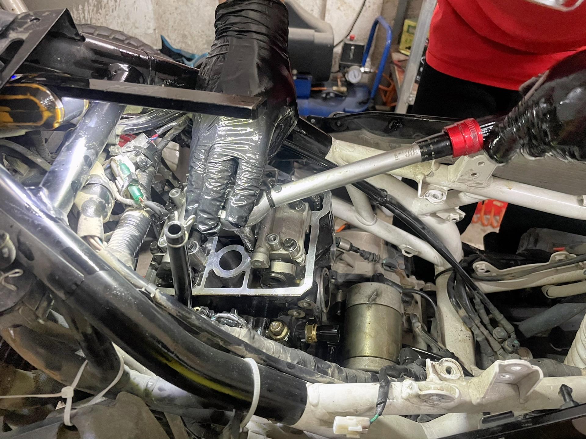 250sr发动机密封垫高温老化导致防冻液与机油混合乳化,更换发动机密封