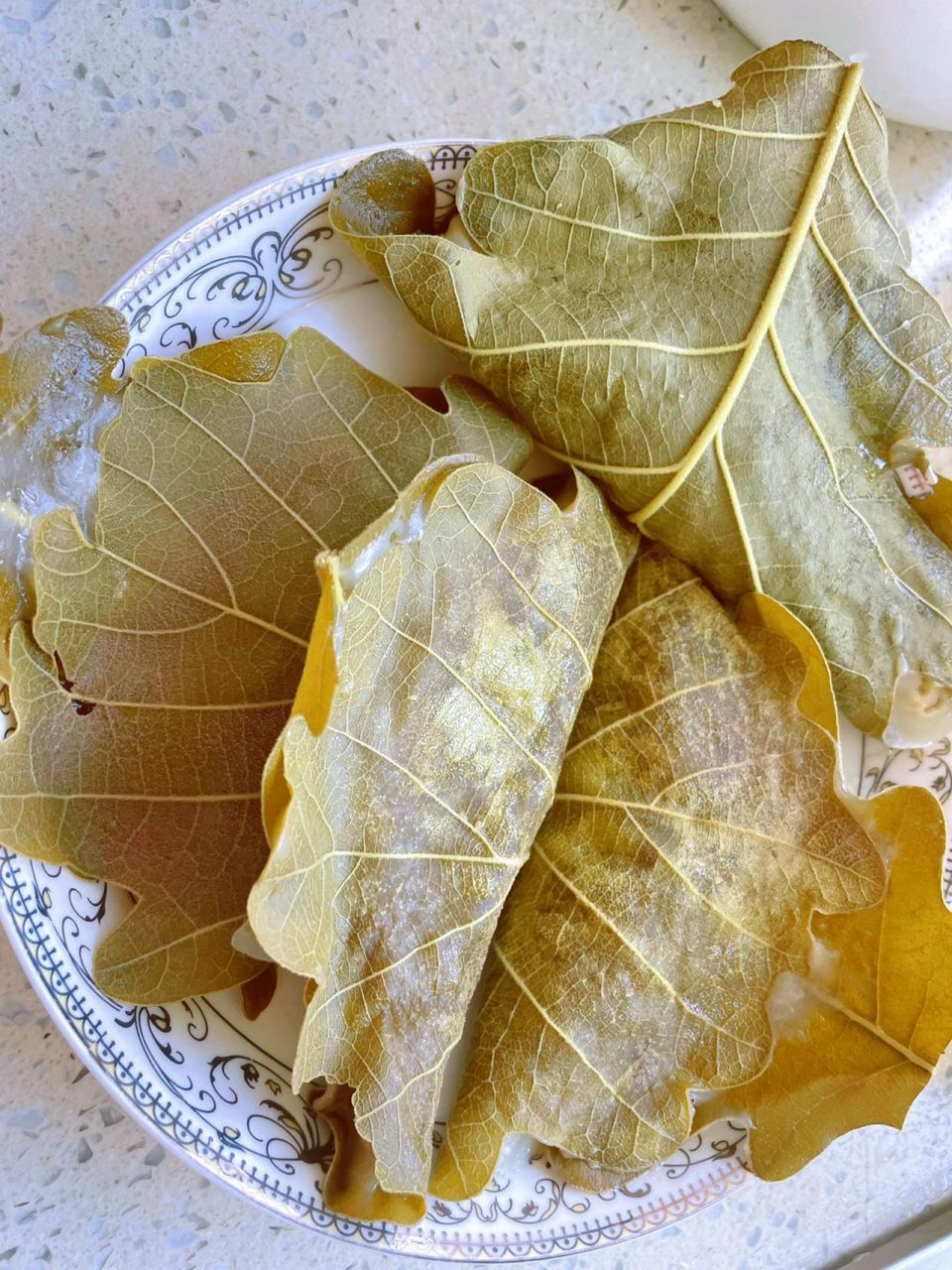 桲椤叶饼 材料:桲椤叶约40张,面粉300克, 土豆淀粉100克,盐3克,温水