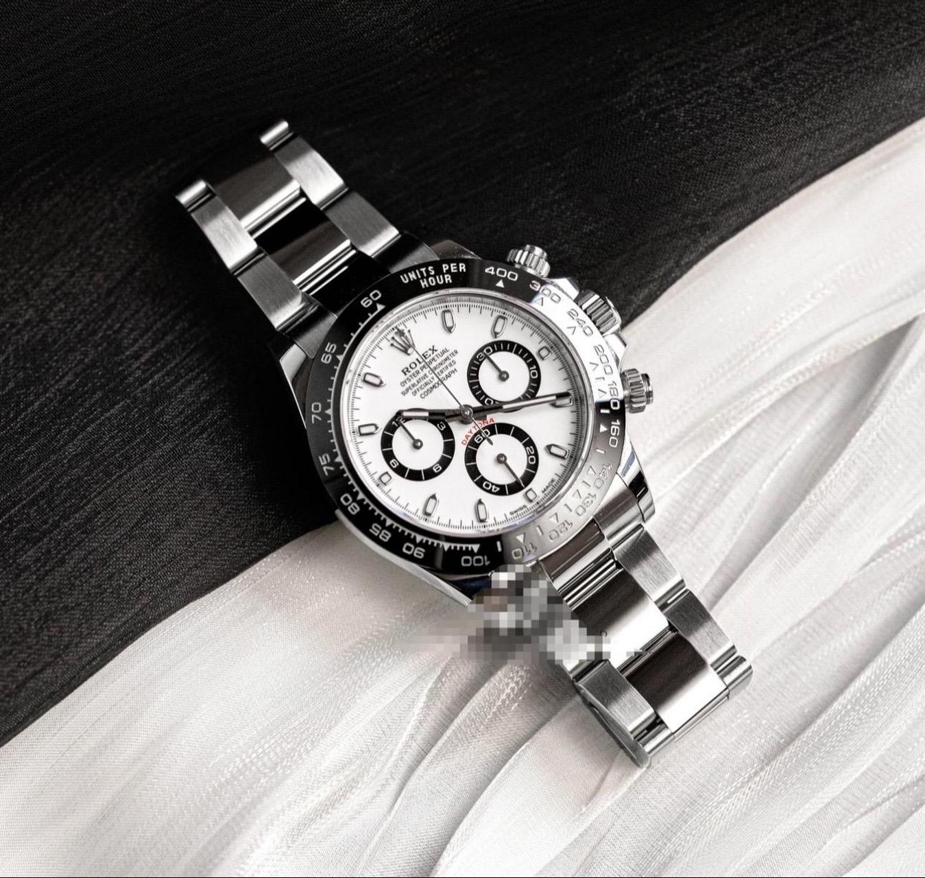 劳力士"白熊猫迪通拿"腕表设计独特且传奇,以经典白色表盘与黑色计时