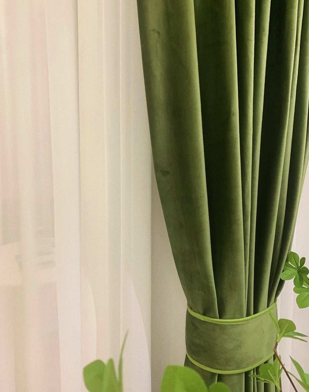 被问爆的橄榄绿窗帘干货分享|治愈系客厅 窗帘的搭配,绝对是家里的