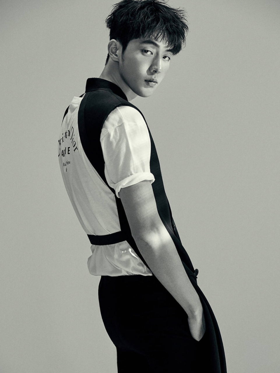 夏季白t穿搭 白t恤真的是衣橱里必不可少的搭配单品 这款白色纯棉针织