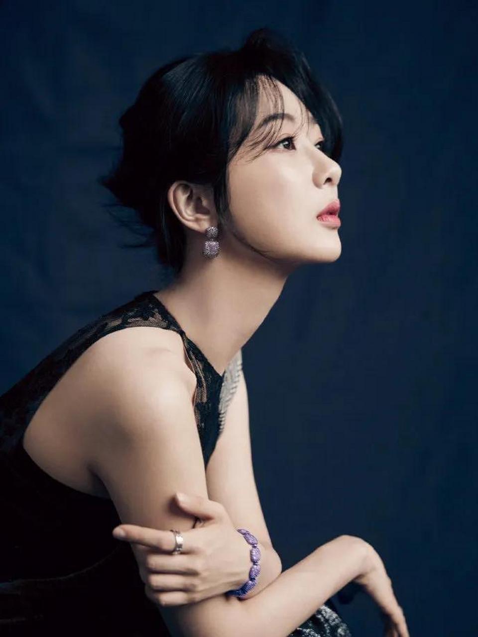 杨紫《人物》封面丝绒红唇妆优雅有气场!