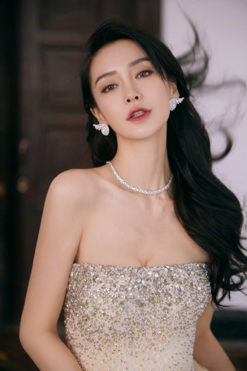 绝美礼服趁得曼妙身材,想躺在公主@angelababy 的裙摆里!