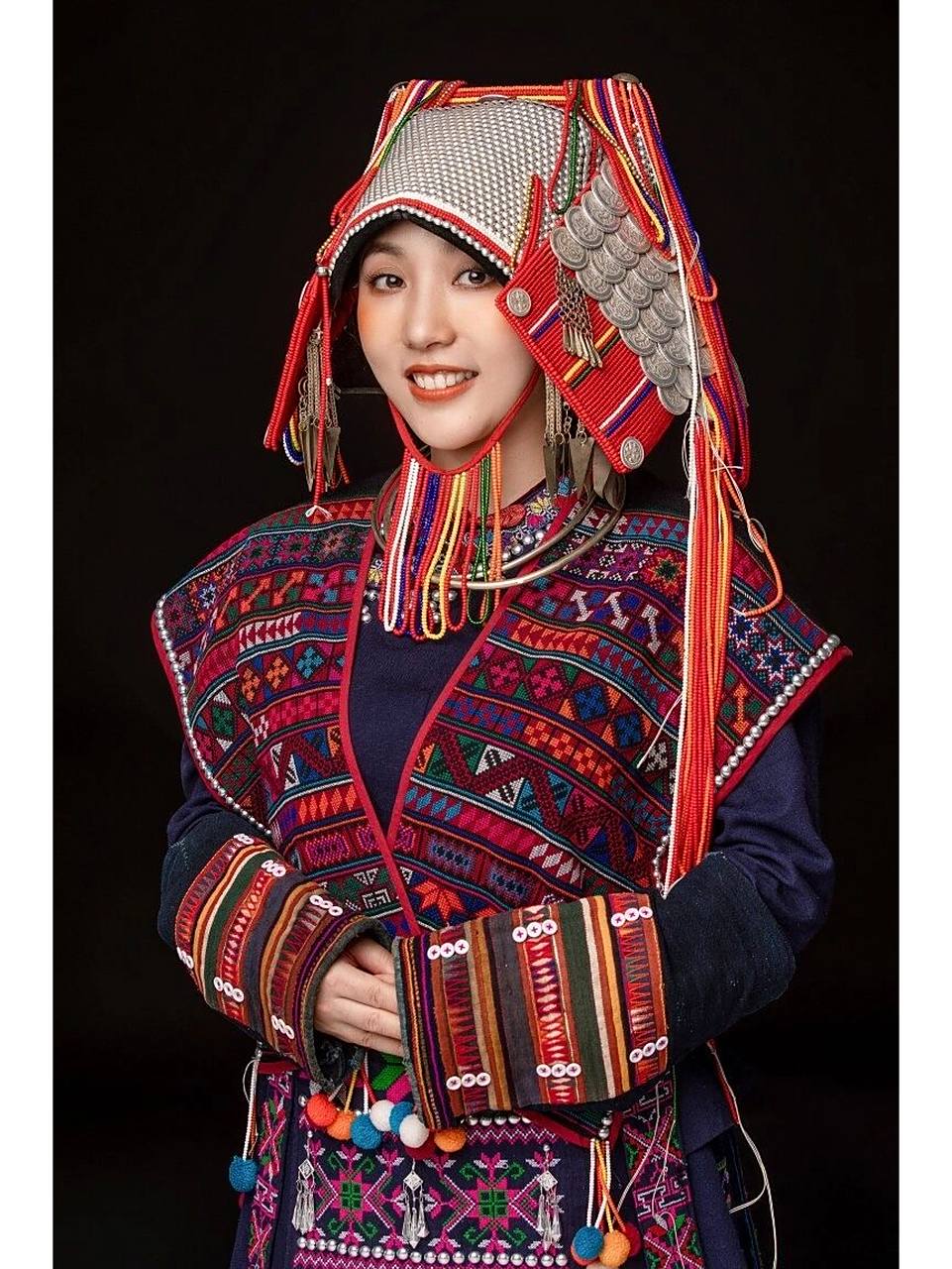 哈尼阿卡人 华丽的纯手工哈尼族阿卡支系头饰#少数民族# #56个民族