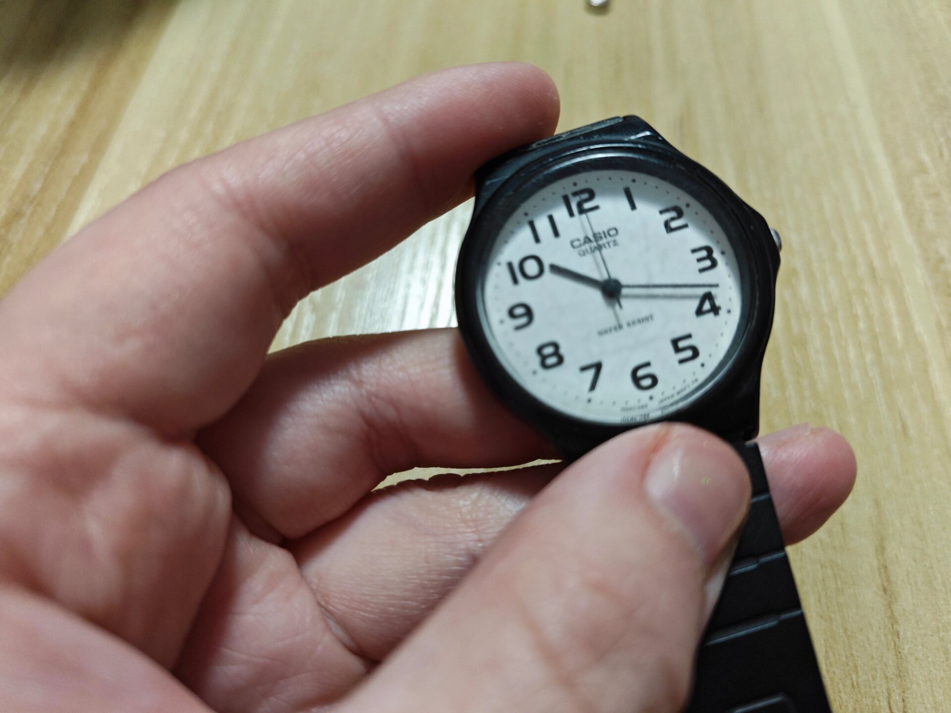 卡西欧mq24自己换电池记录 首先,在99买电池,选有附赠撬刀的就可以