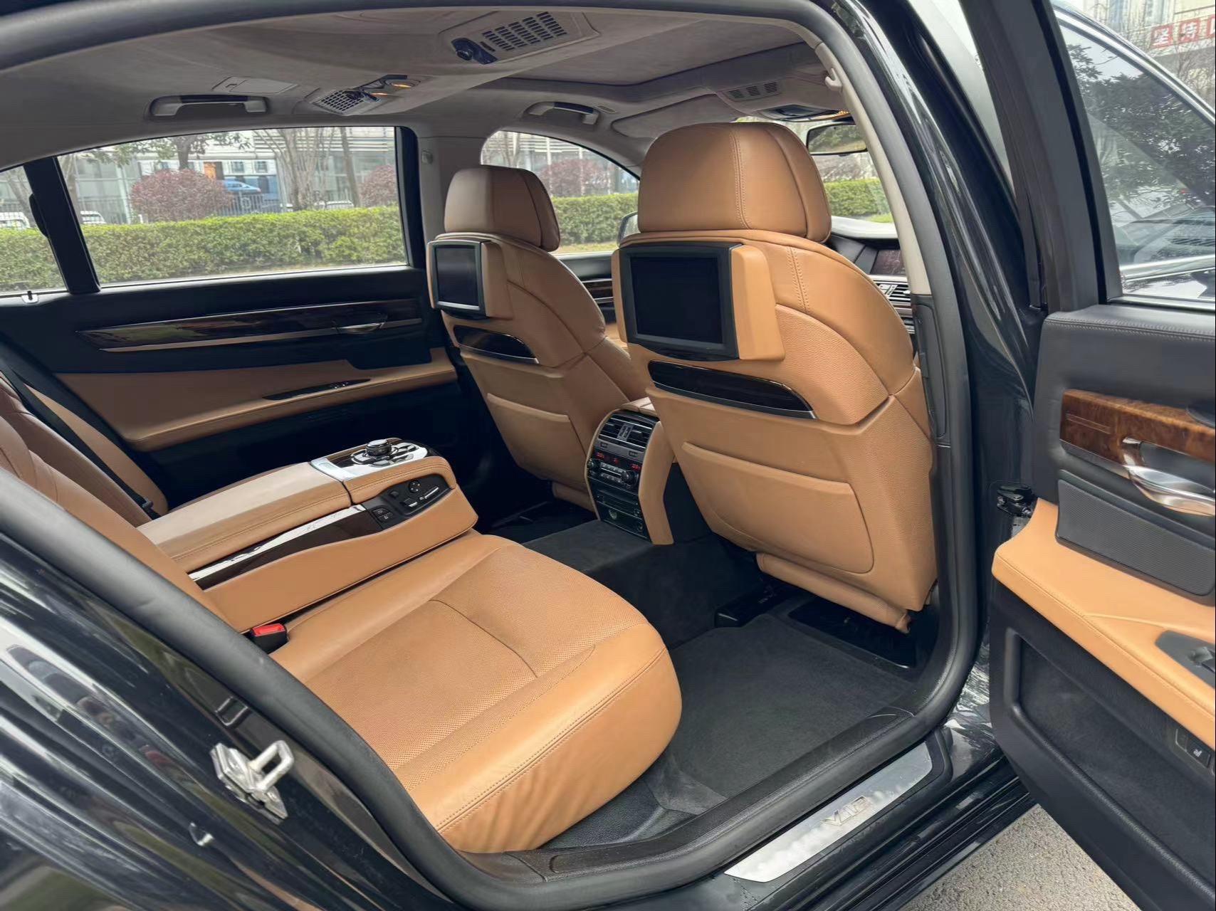 宝马760li,w12劳斯莱斯同款发动机.